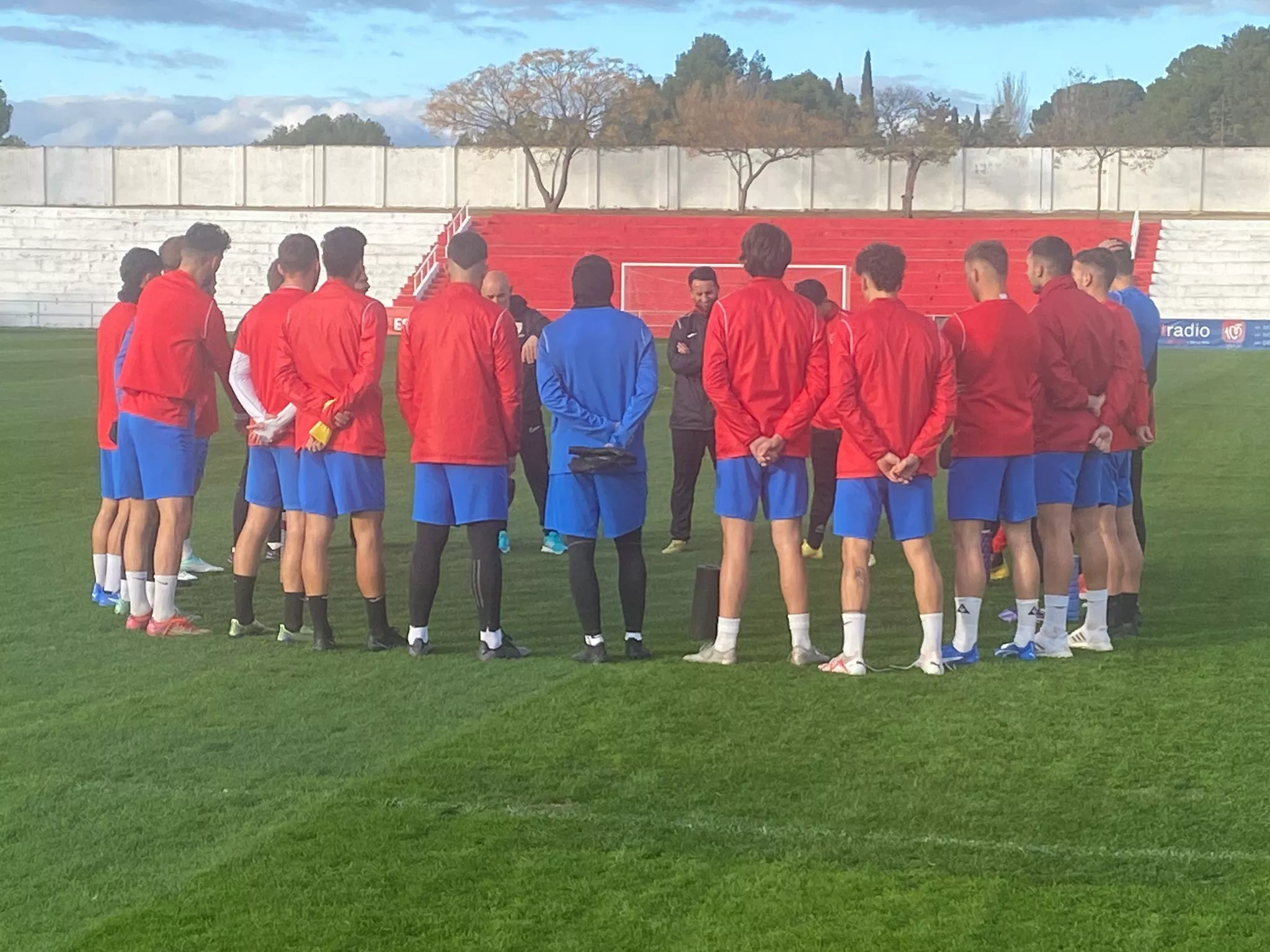 Los jugadores del Barbastro, este lunes por la tarde en el entrenamiento. Foto: @UD_Barbastro
