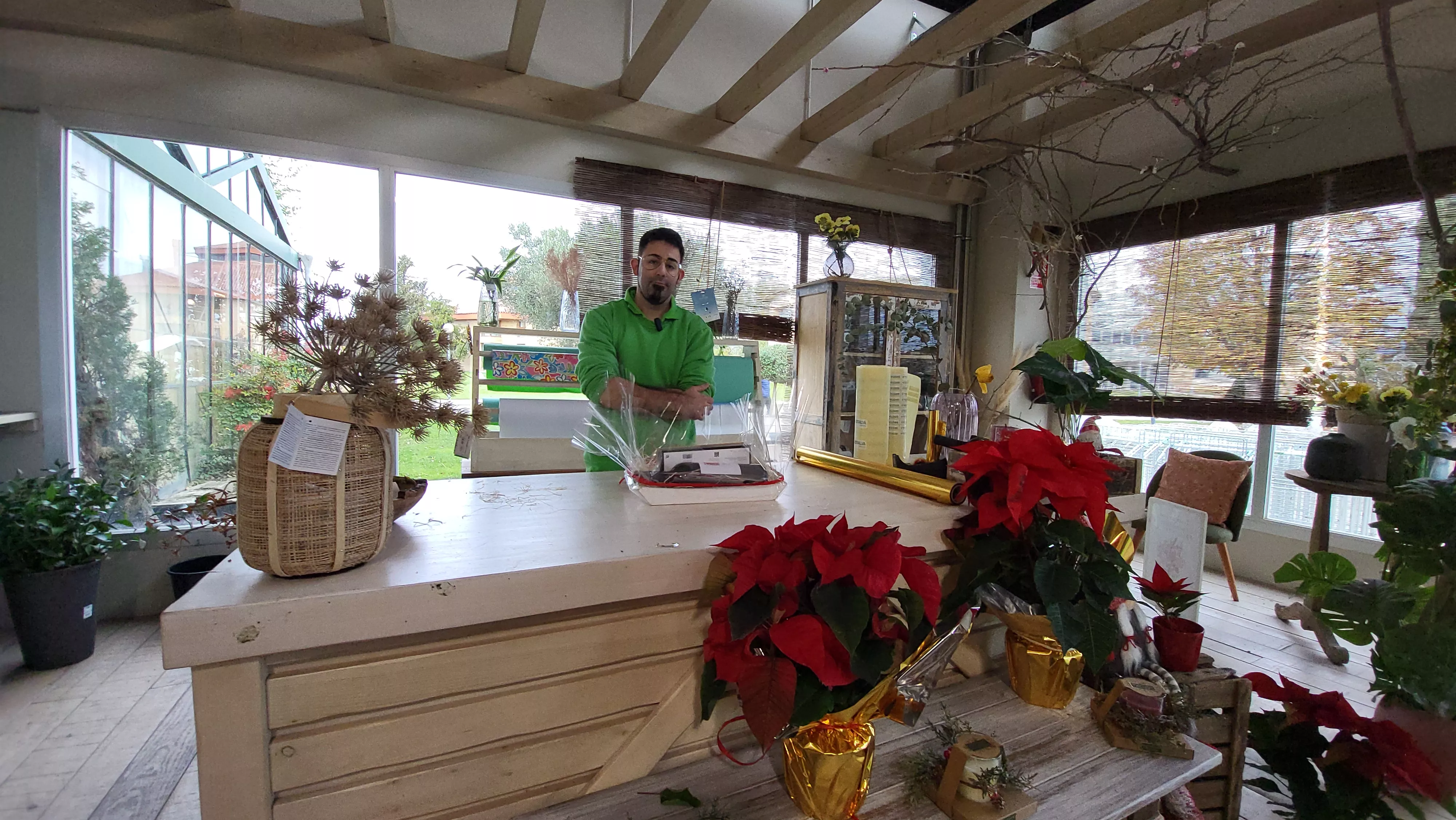 Alfredo Acín tras culminar una de las cestas navideñas. Foto Mercedes Manterola