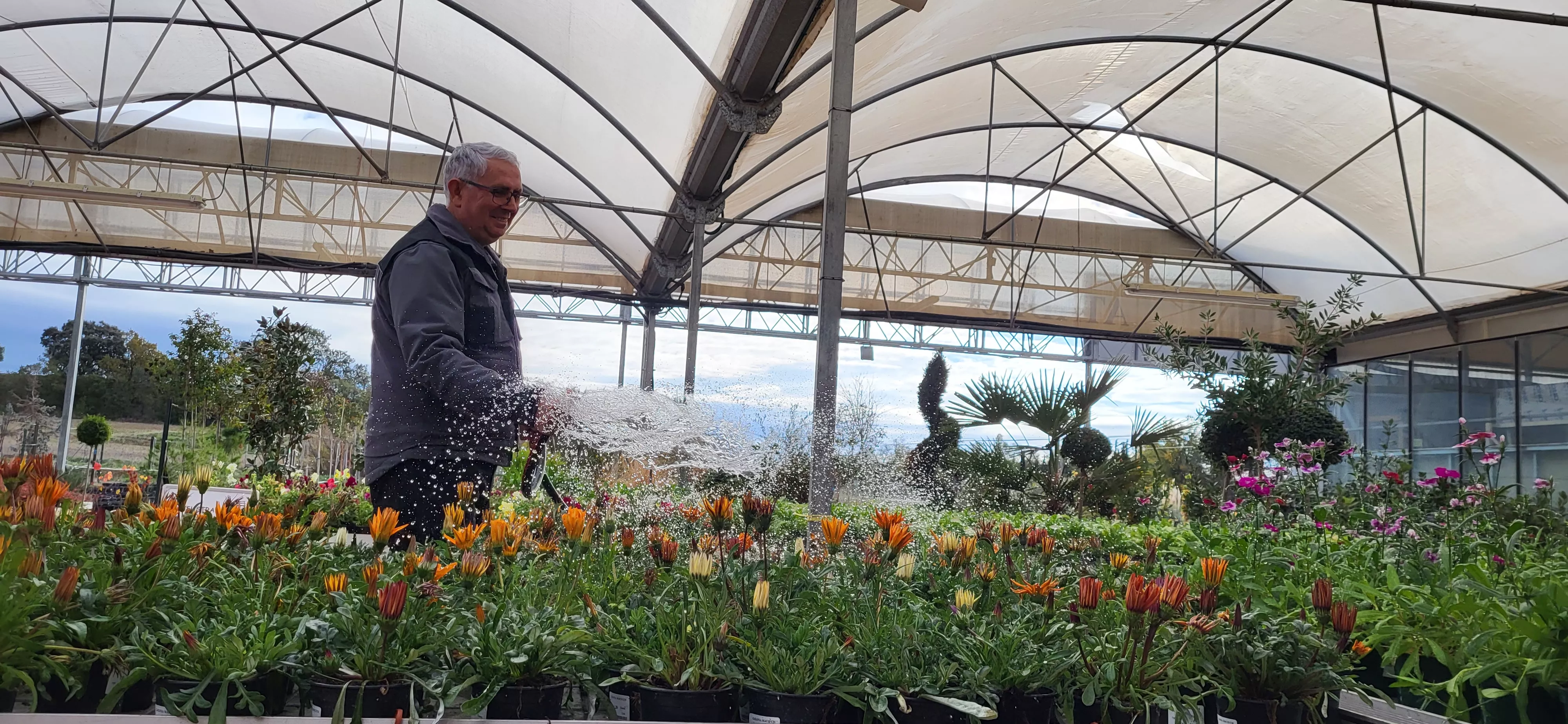 Labores para mantener las plantas en Brotalia. Foto: Mercedes Manterola