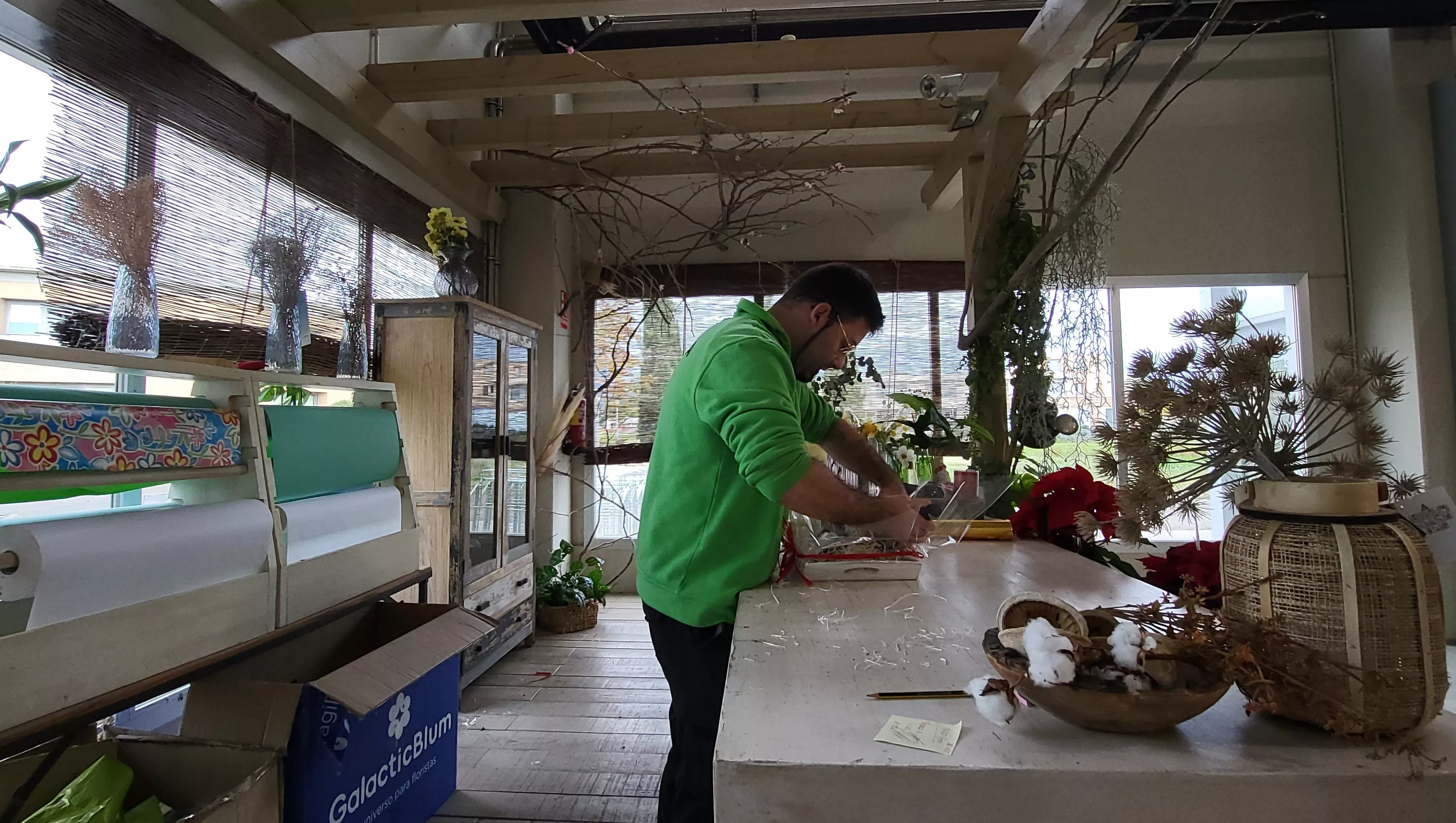 Alfredo Acín prepara una de las cestas navideñas. Foto Mercedes Manterola