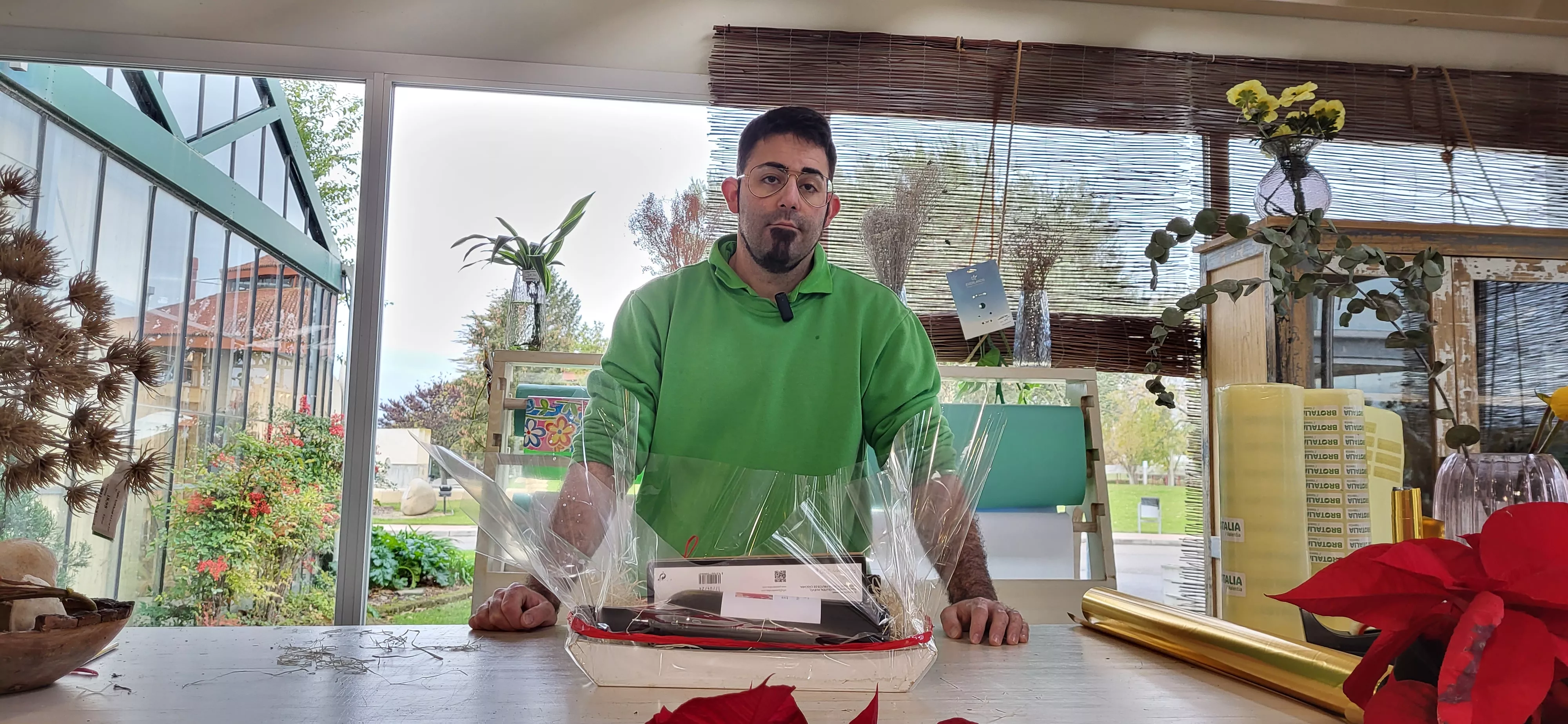Alfredo Acín  con una de las cestas navideñas. Foto Mercedes Manterola