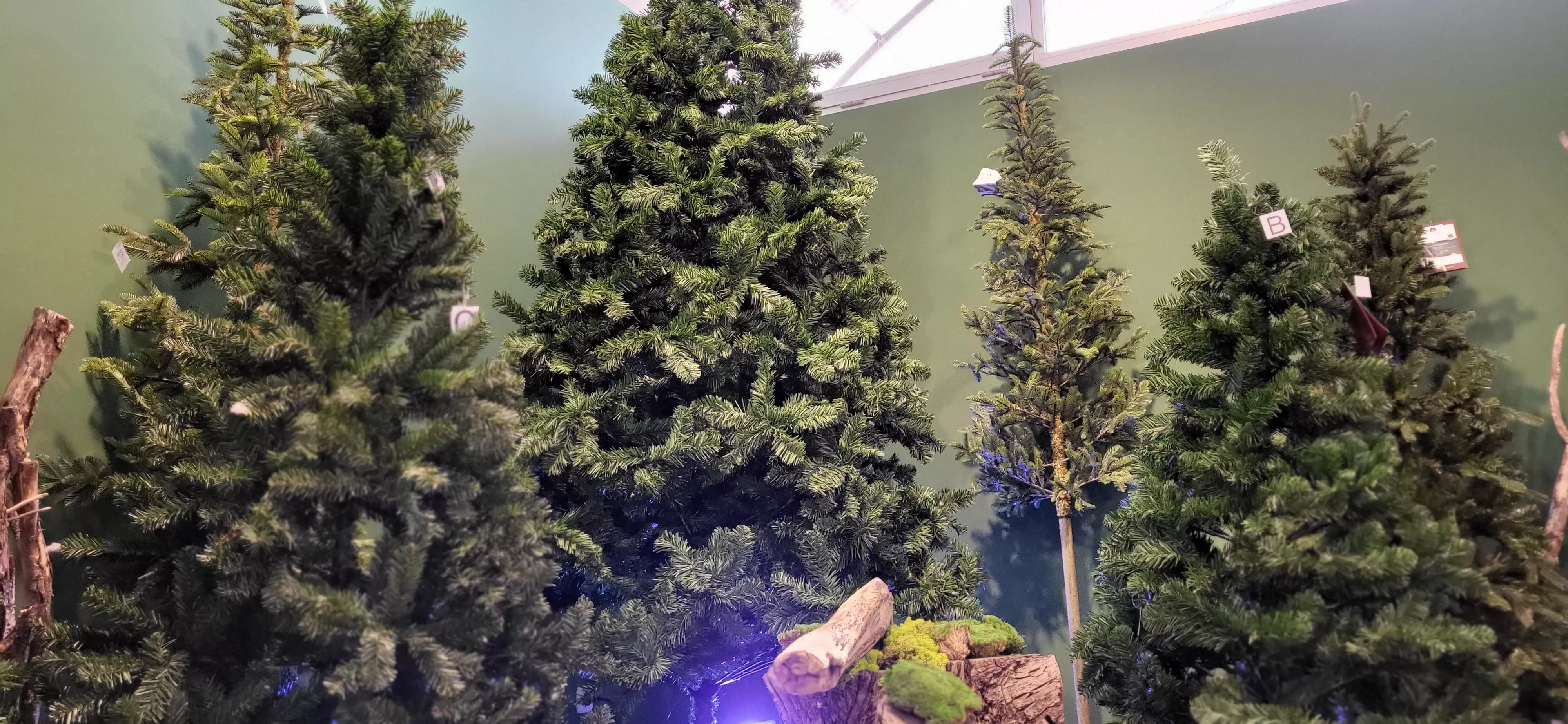 Pinos artificiales para estas Navidades. Foto Mercedes Manterola