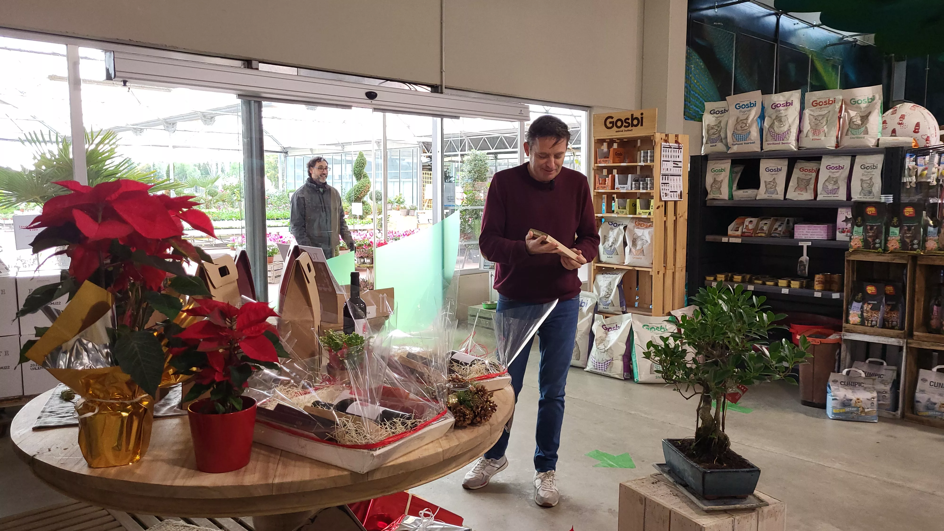 Eduardo Sarasa junto a las cestas de Navidad. Foto Mercedes Manterola