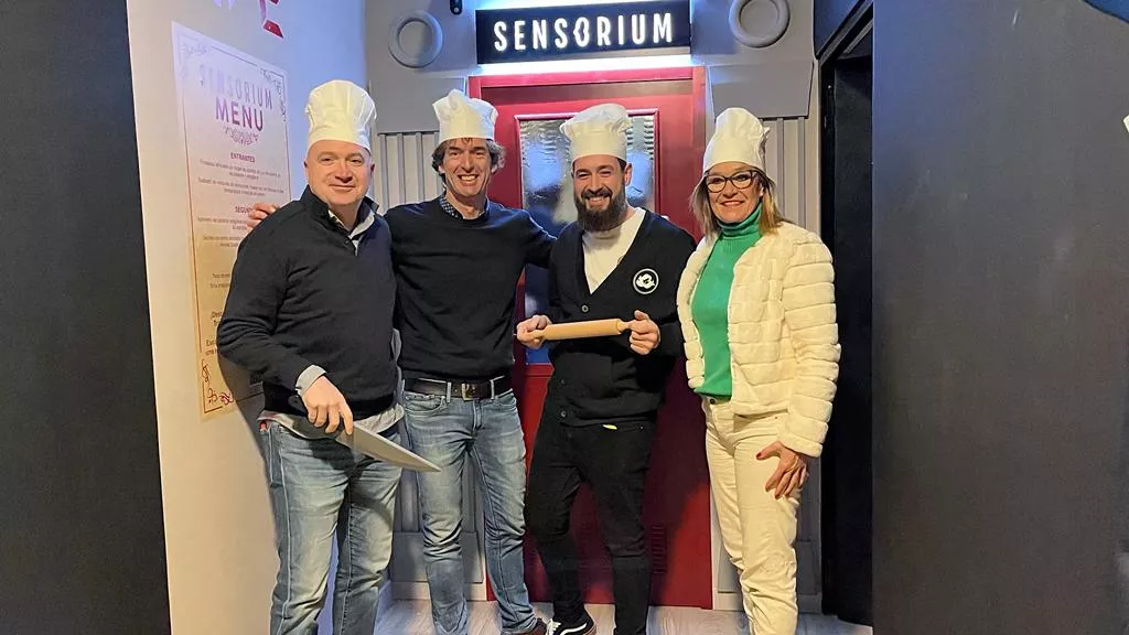 Ramón Aso, Valero Biarge, Raúl Bernal y Anabel Costas posan en el papel de cocineros en la presentación de la nueva propuesta de Oscape. Foto Mercedes Manterola