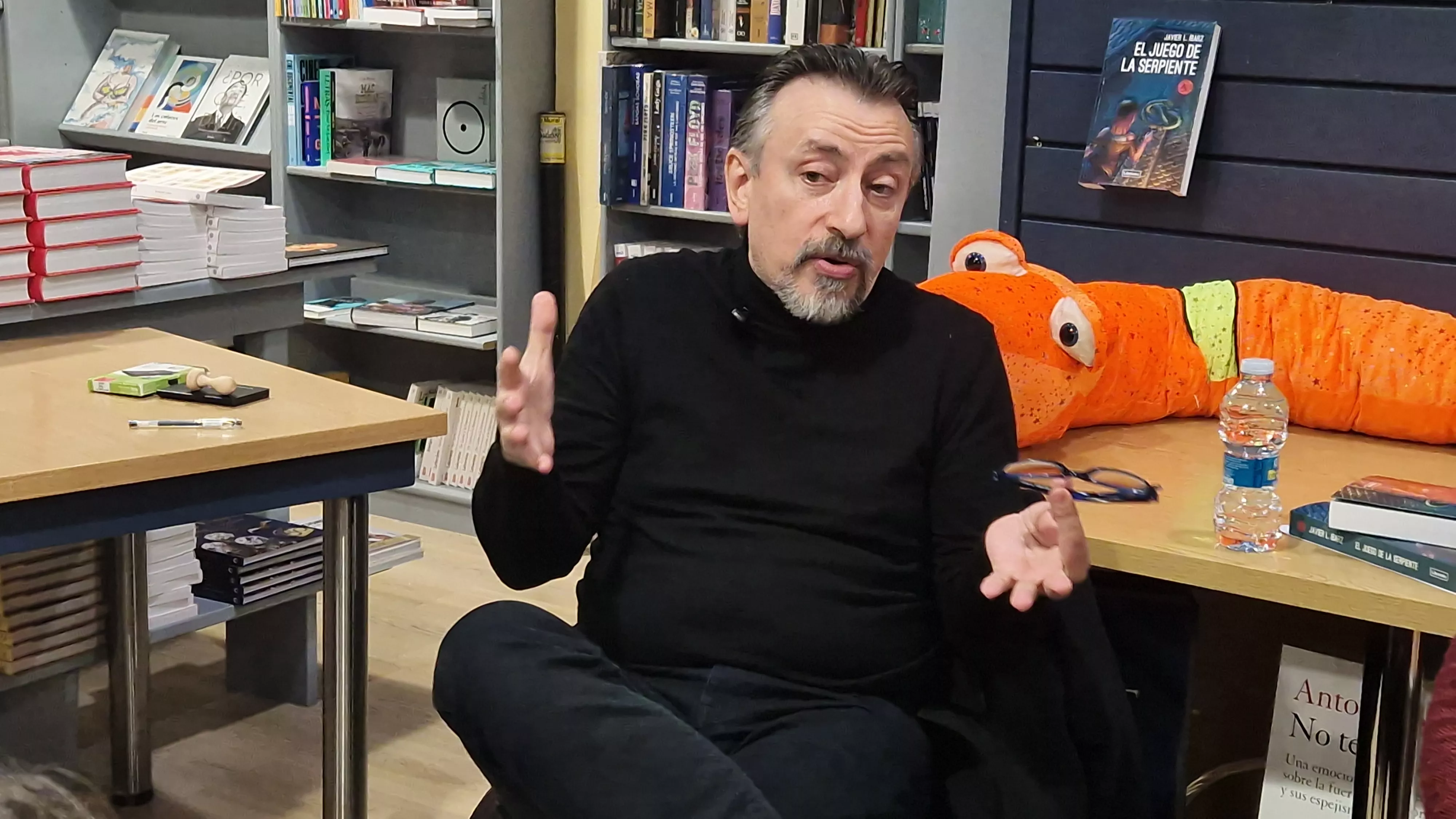 Javier Ibarz presenta El juego de la serpiente en Másdelibros. Foto Myriam Martínez 