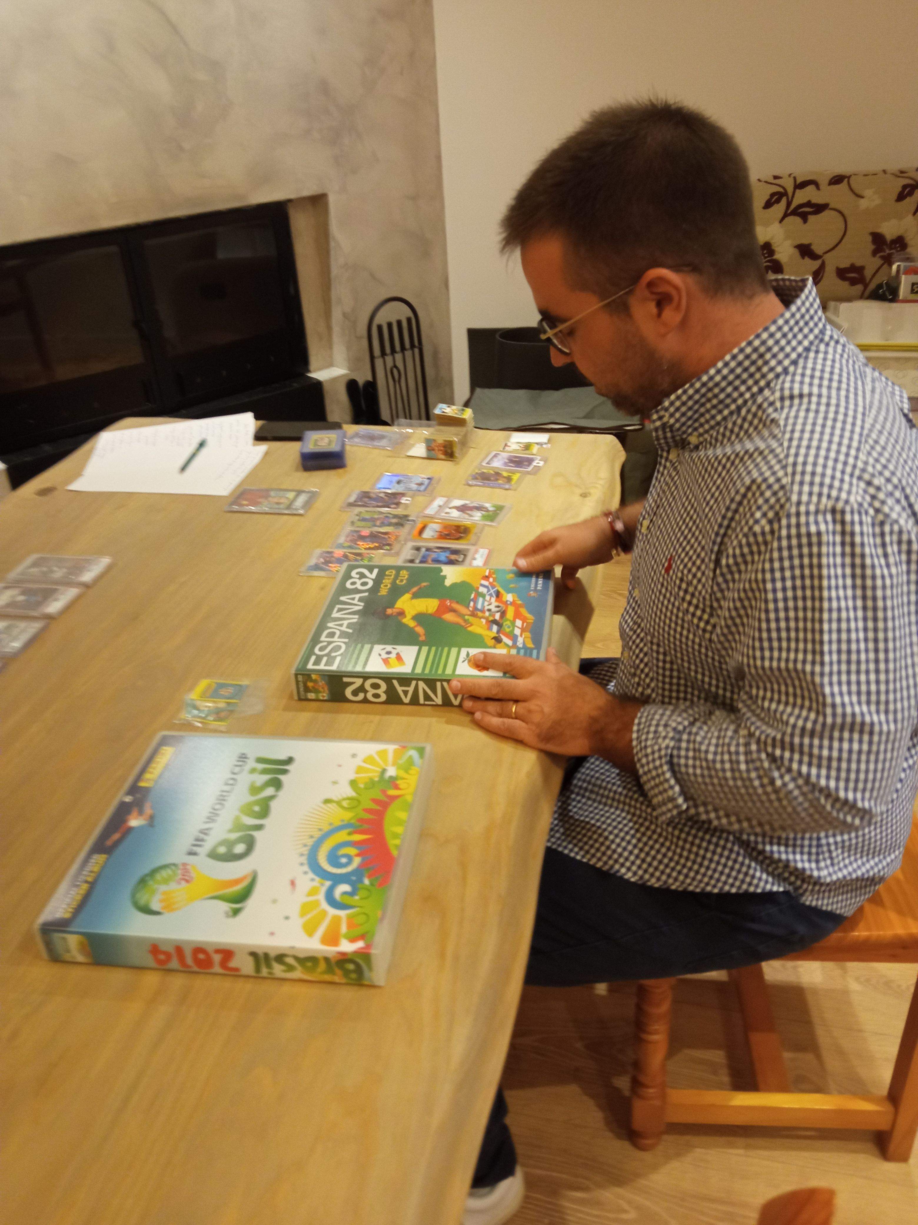 Aitor Murillo ordenando la colección