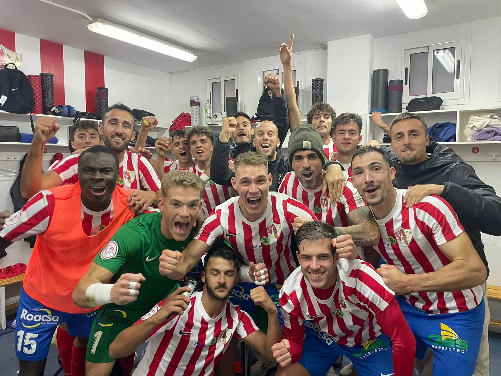 Jugadores del Barbastro celebran una victoria esta temporada.
