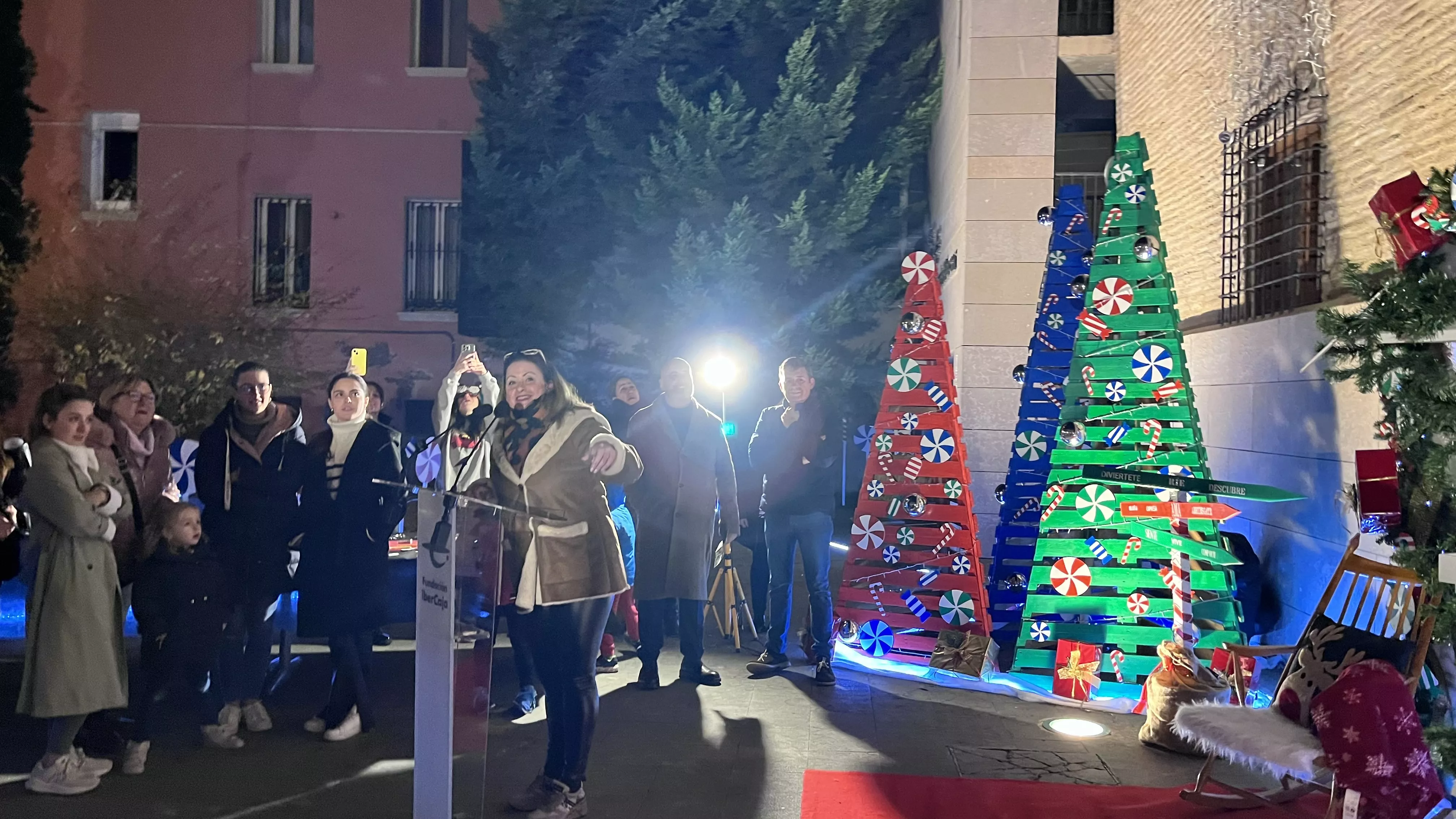 Encendido de la iluminación navideña del Centro de Fundación Ibercaja en Huesca. Foto Mercedes Manterola