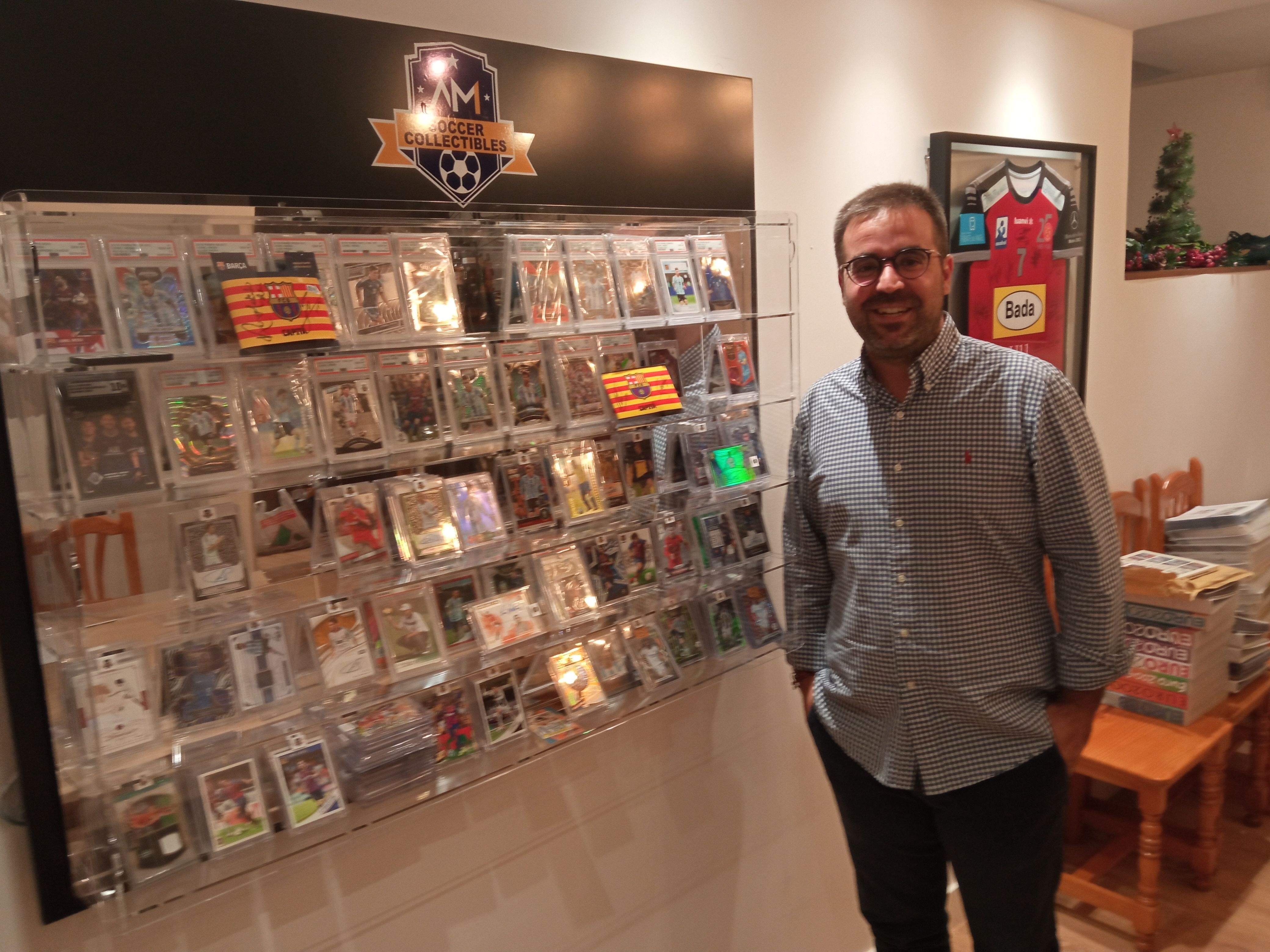 Aitor ante una de sus vitrinas