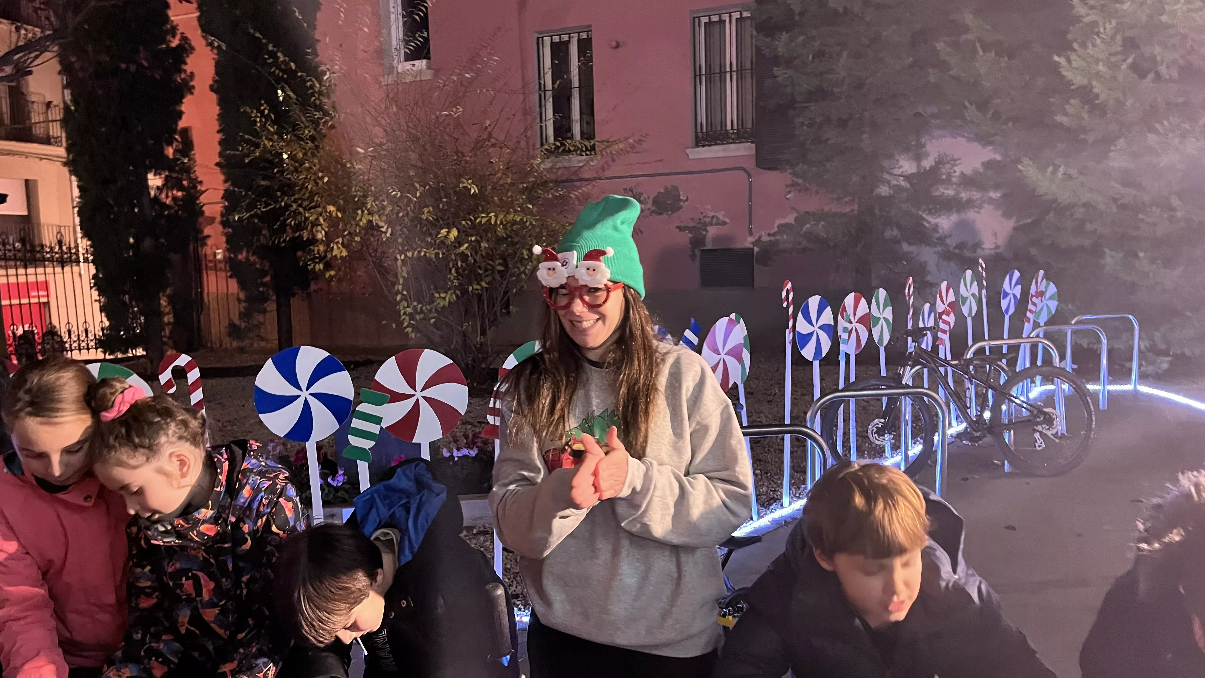 Eva Naval de Carita Bonita ha organizado un taller para elaborar chapas. Foto Mercedes Manterola