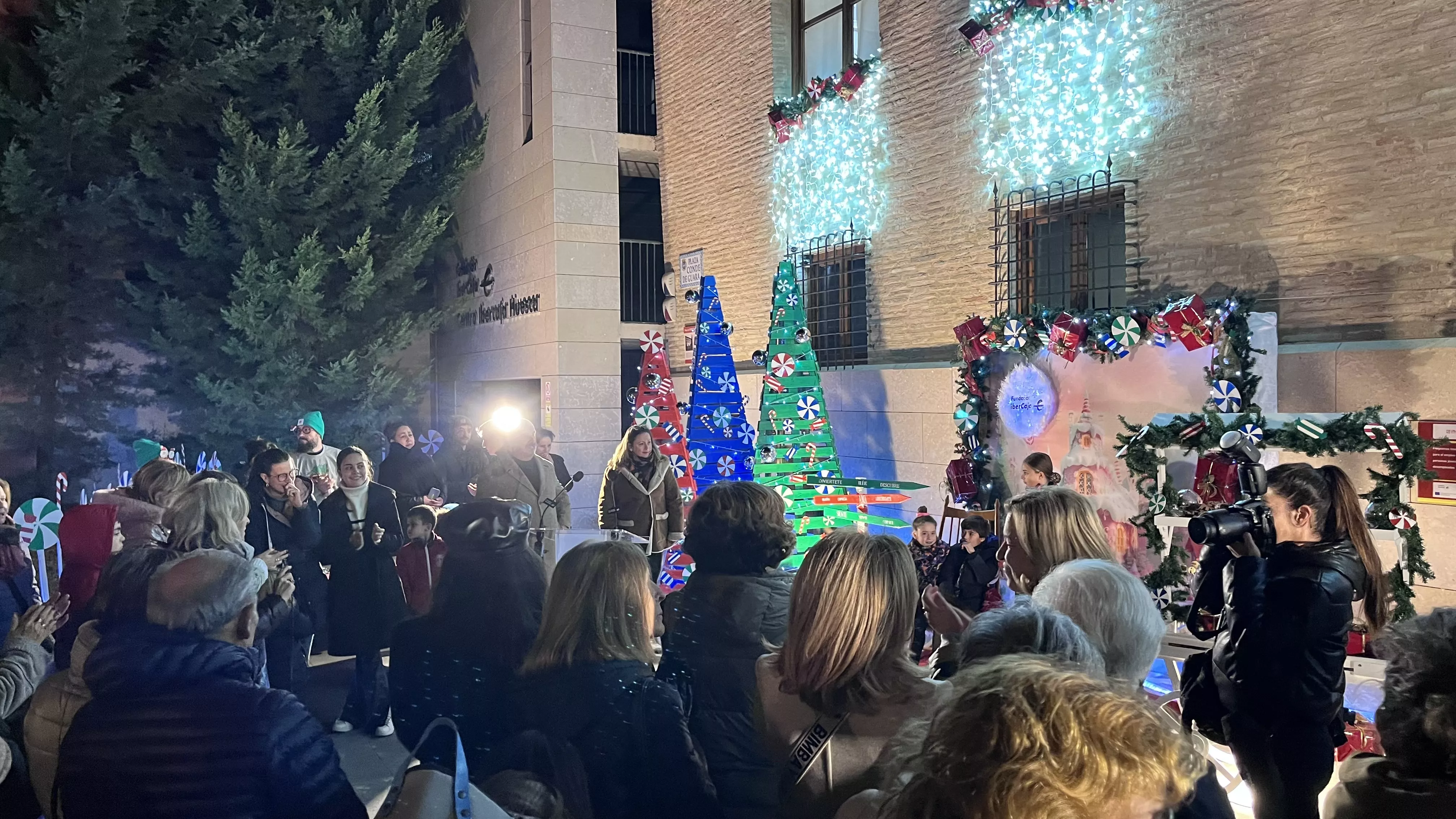 Inauguración de la decoración navideña del Centro de Fundación Ibercaja en Huesca. Foto Mercedes Manterola