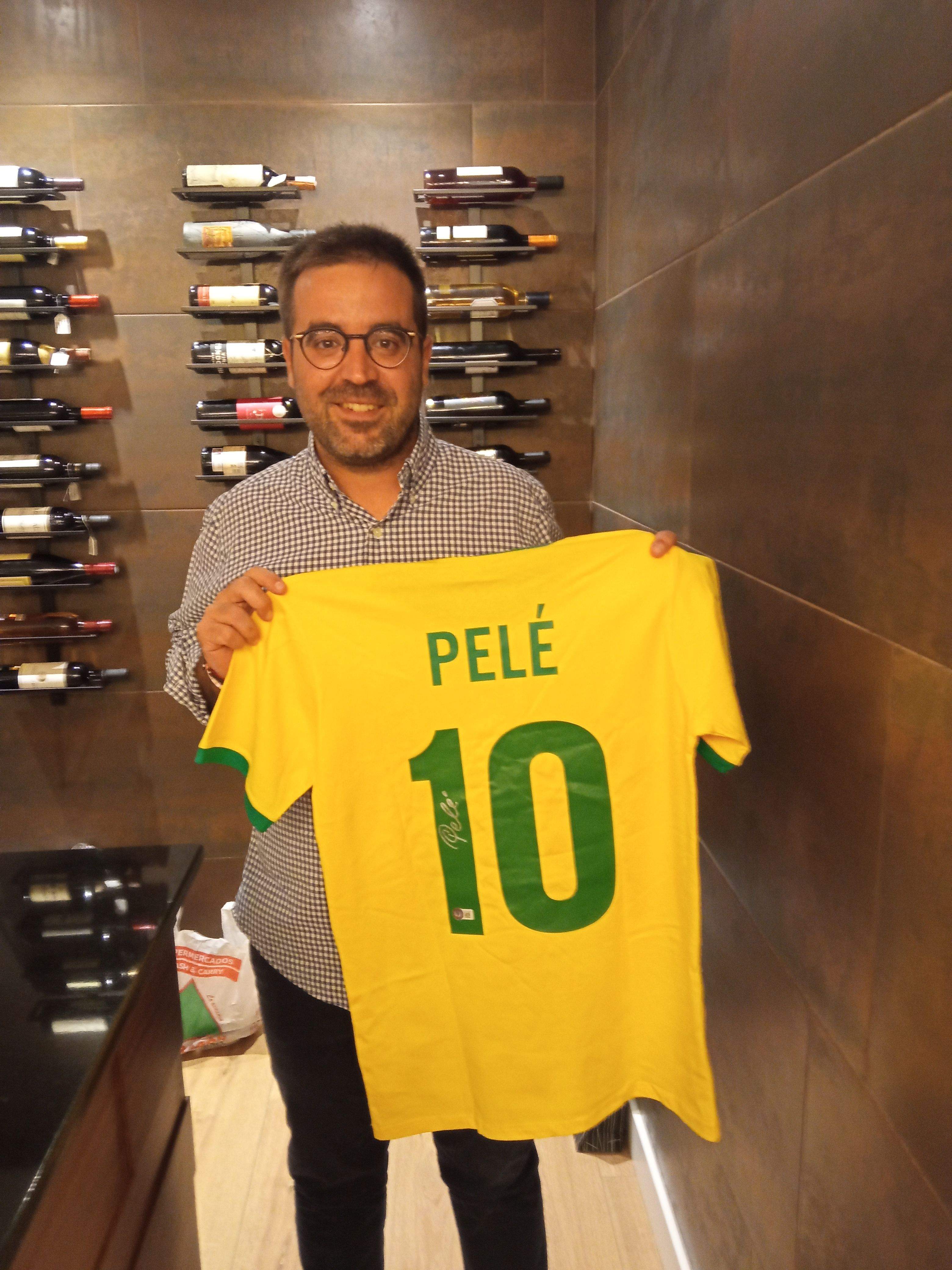 Aitor con la camiseta de Pelé