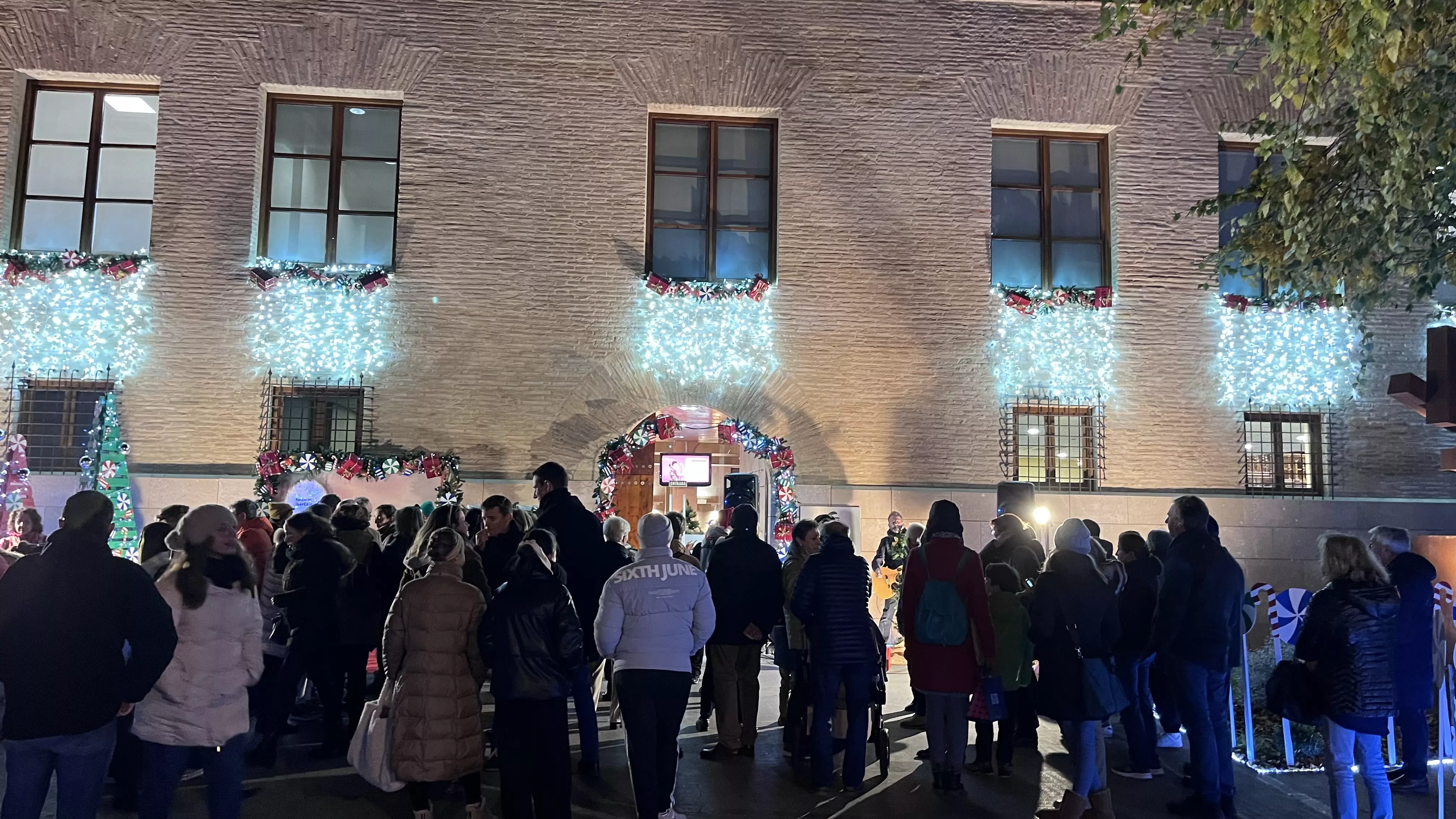 Inauguración de la decoración navideña del Centro de Fundación Ibercaja en Huesca. Foto Mercedes Manterola