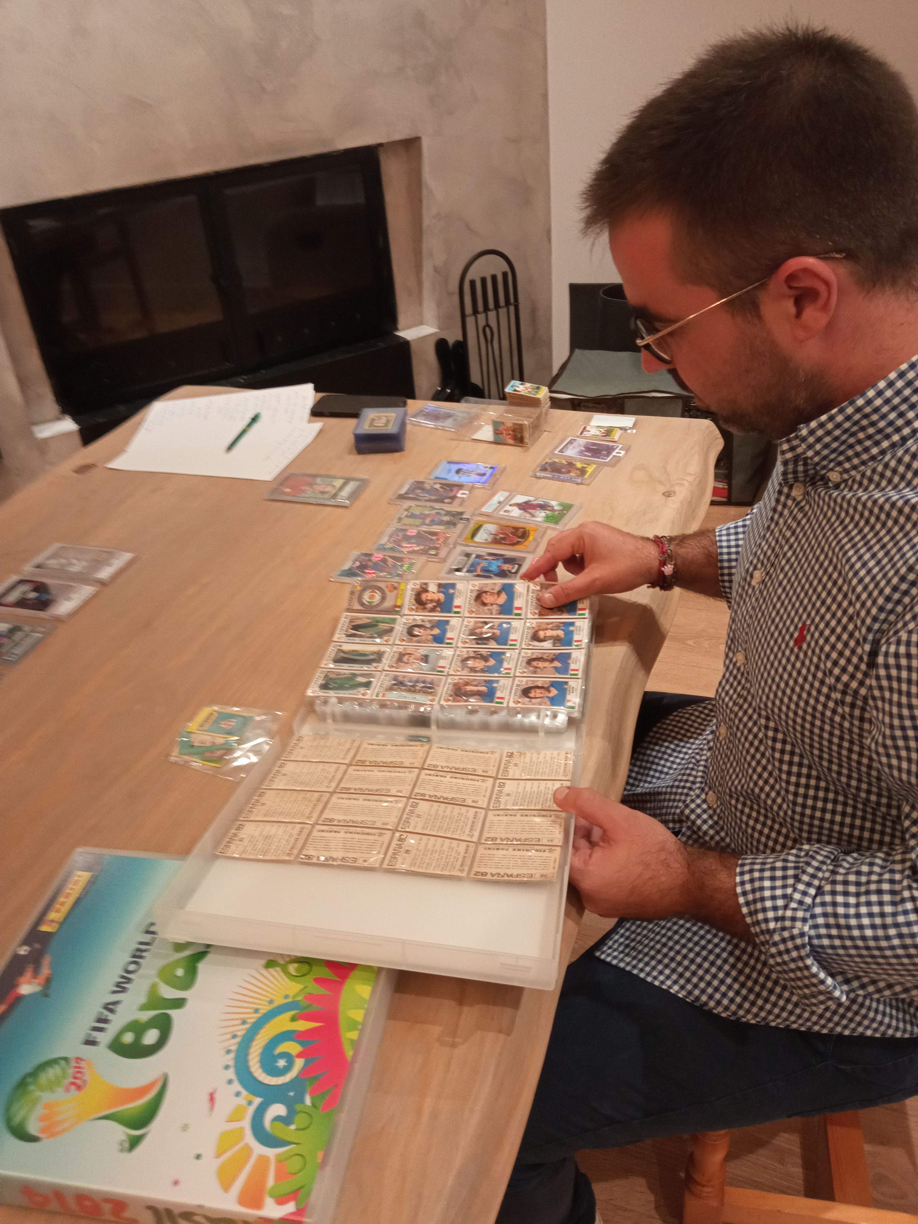 Aitor ordena sus cromos sin pegar en los álbumes