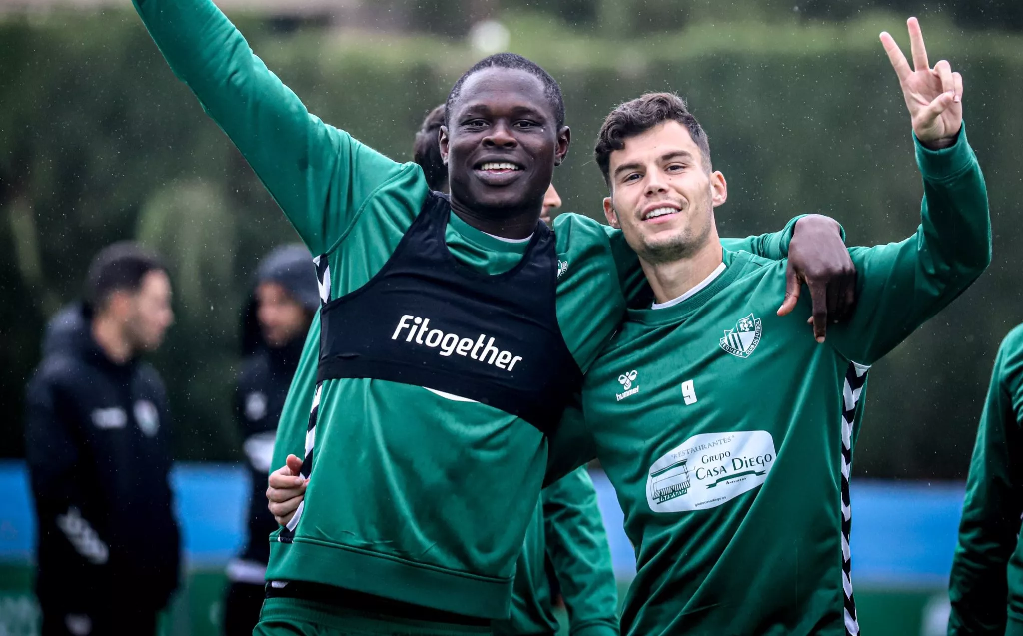 Dos jugadores del Antequera, en un entrenamiento antes de enfrentarse al Huesca. Foto: @AntequeraCF