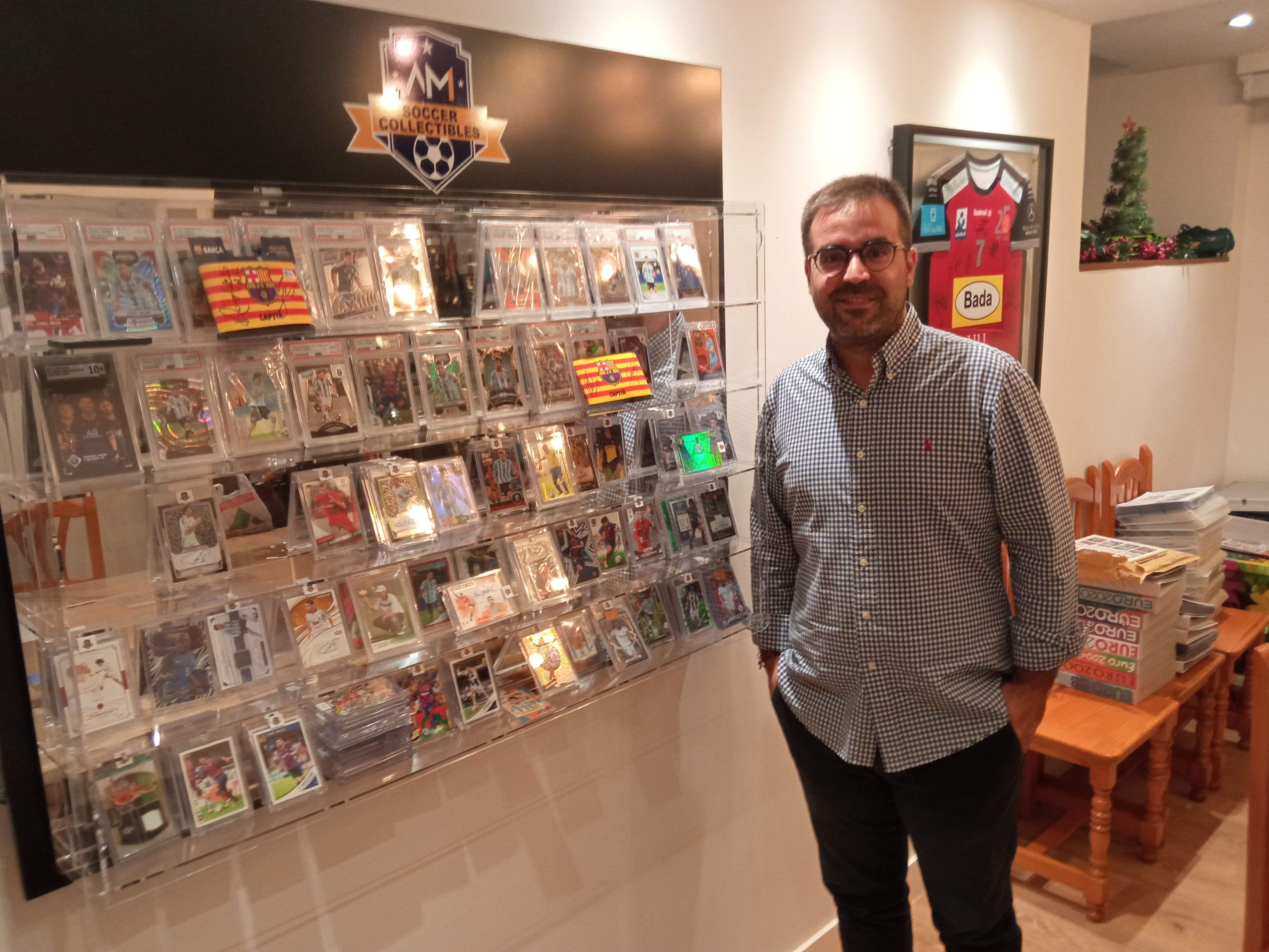 Aitor posa con una vitrina.