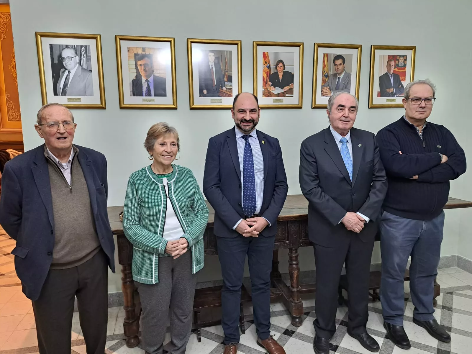 La conmemoración del aniversario de la Constitución reúne en Barbastro a cinco de los siete alcaldes de la democracia.