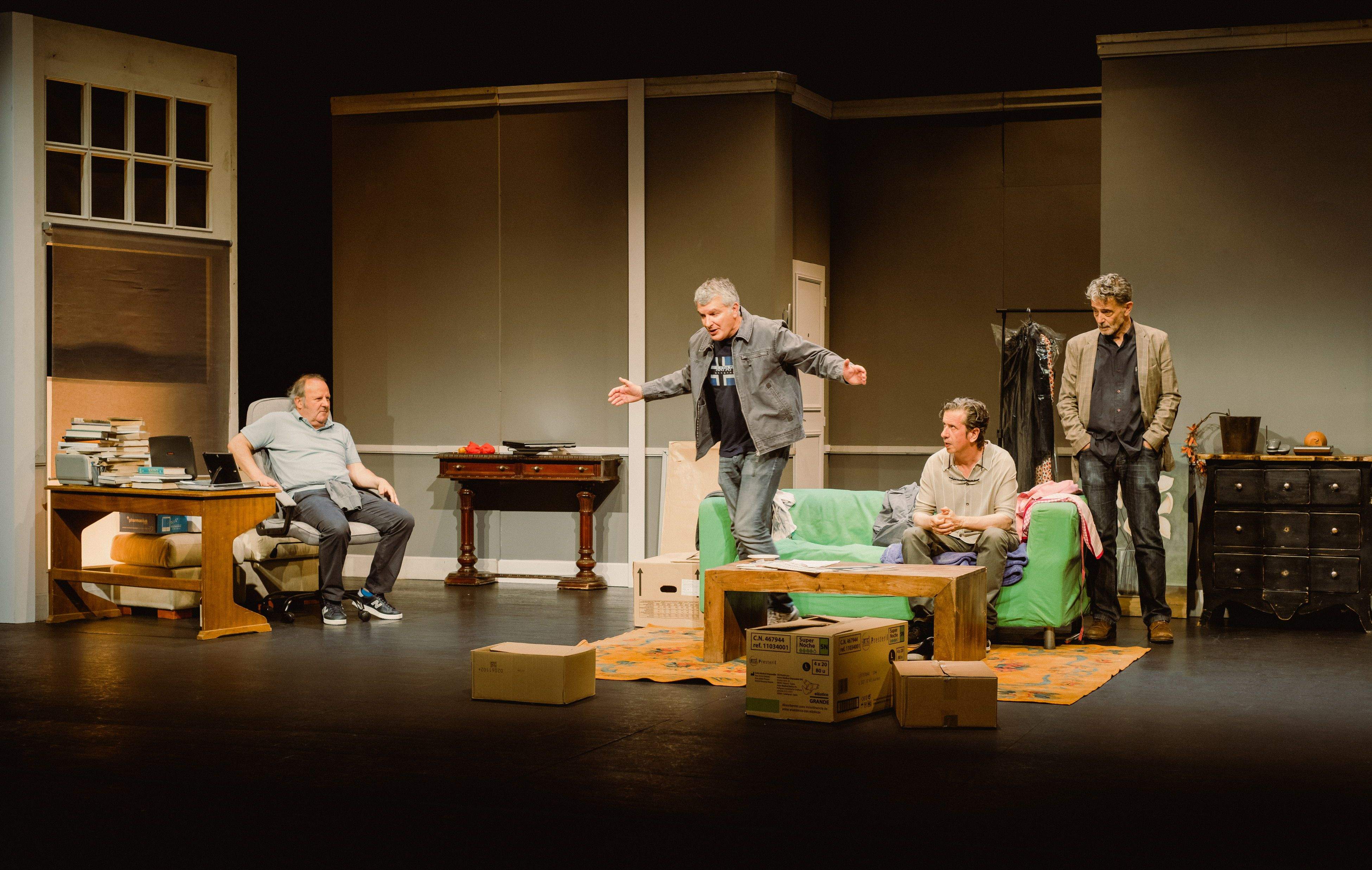 Los cuatro protagonistas se enfrentan a la crisis de los 40 en esta comedia teatral.