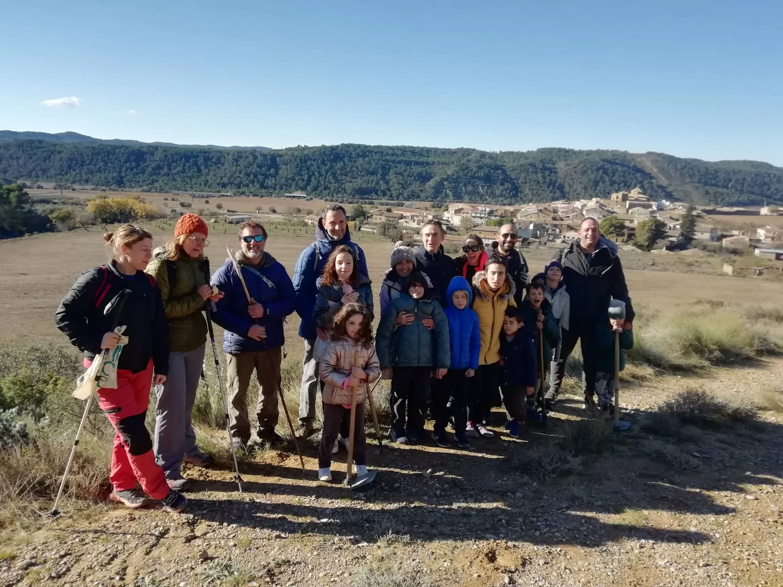 Voluntarios en la actividad de reforestación en la peña de los Moros de Biscarrués.