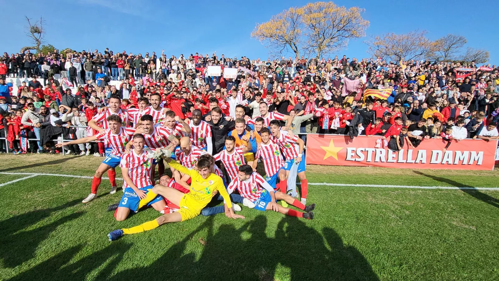 El Barbastro celebra el pase a la siguiente ronda. Foto: A. Mora