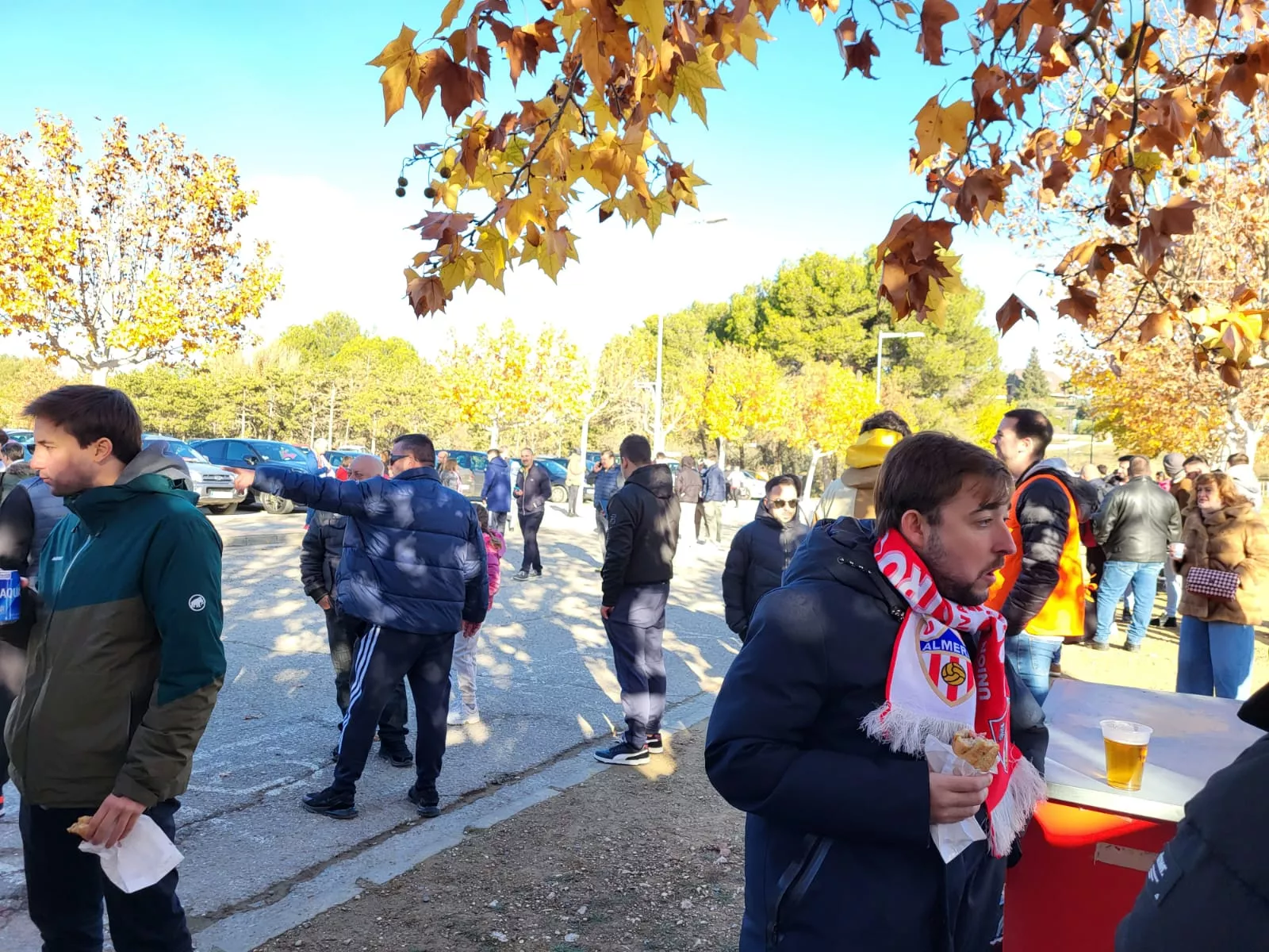 Ambiente en los exteriores del campo.