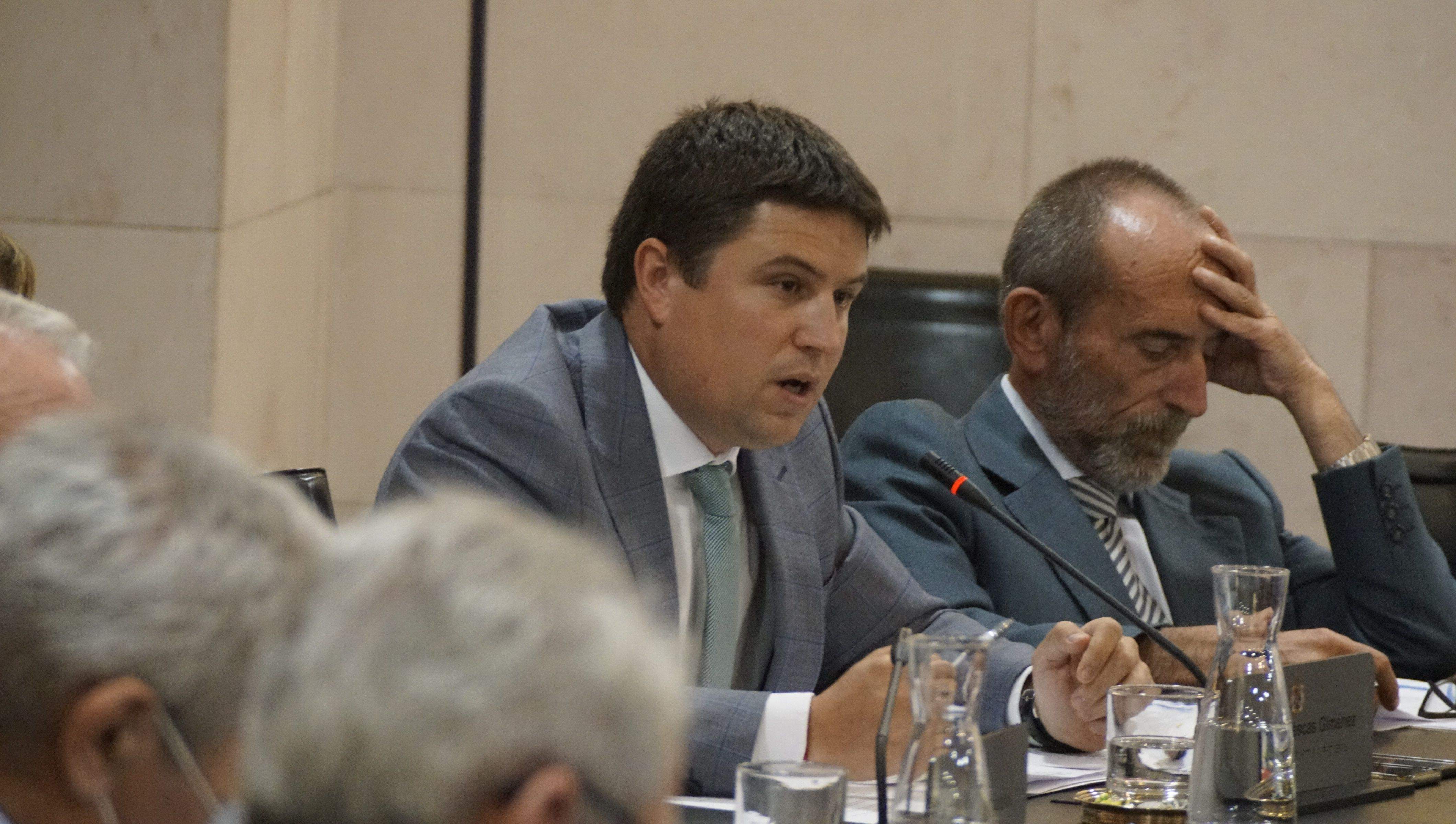 Antonio Biescas, en primer término, es el portavoz del grupo del PSOE en la DPH.