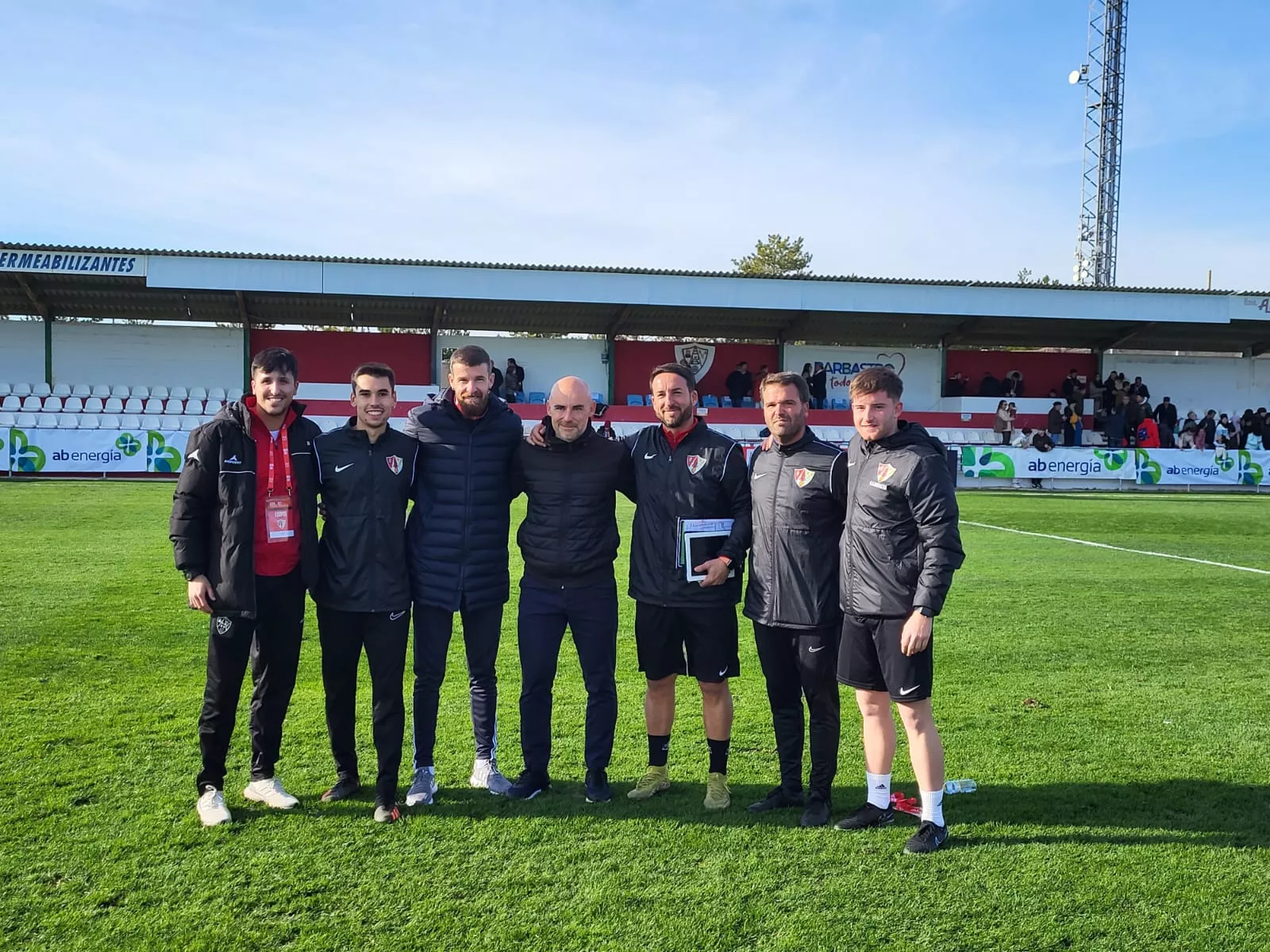 Dani Martínez, entrenador rojiblanco, junto a su cuerpo técnico. Foto: A. Mora