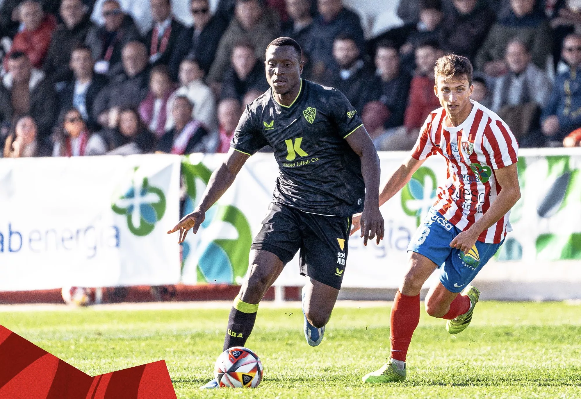 Javito, jugador del Barbastro, presiona a otro del Almería. 