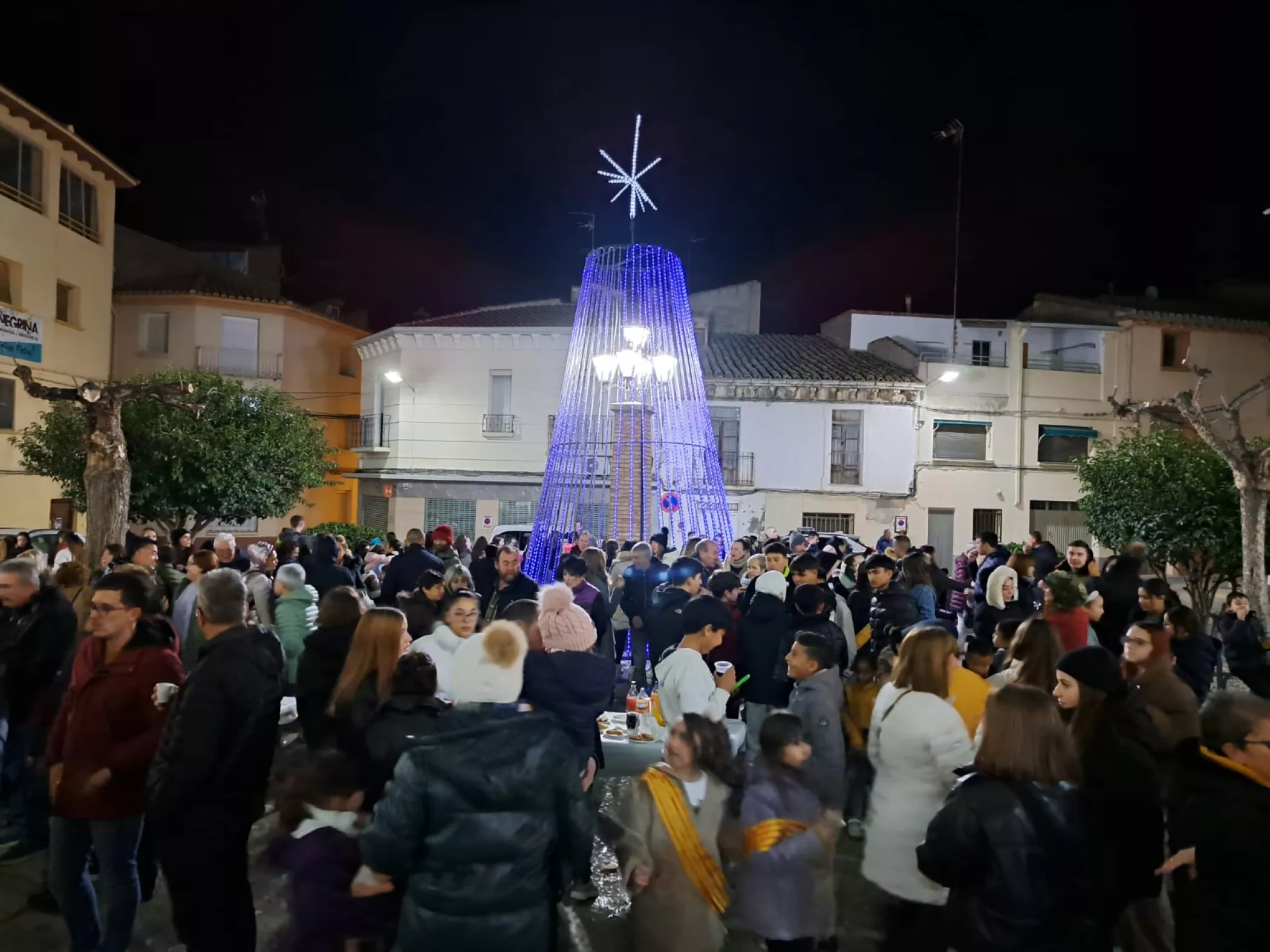 Gran ambiente en Sariñena en el encendido de la iluminación navideña.