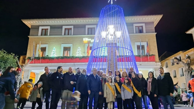 Miembros de la Corporación municipal y la Asociación de Empresarios de Los Monegros junto al árbol de Navidad.