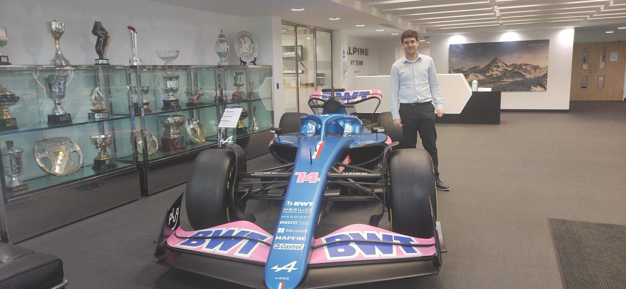 Miguel Jiménez posa junto al monoplaza de Alpine