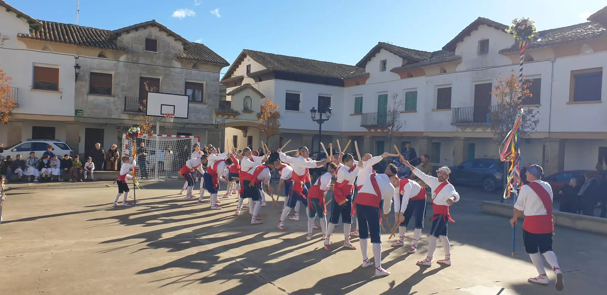 Los danzantes de Apiés con el nuevo mayoral, Nacho Pérez