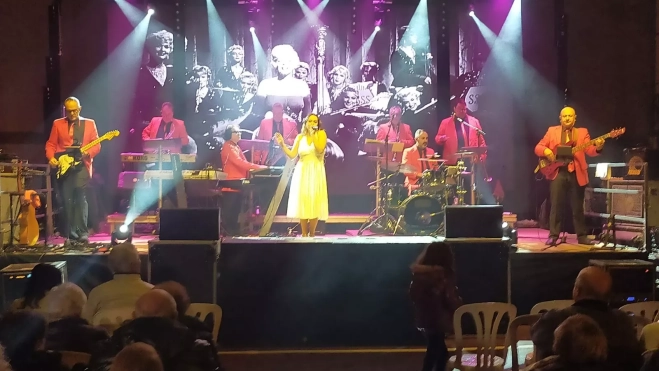 La orquesta anima la multitudinaria Nochevieja Anticipada de San Esteban de Litera. La orquesta anima la multitudinaria Nochevieja Anticipada de San Esteban de Litera.