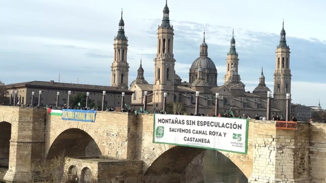 Pancarta instalada en el Puente de Piedra para pedir la protección de Canal Roya y Castanesa.