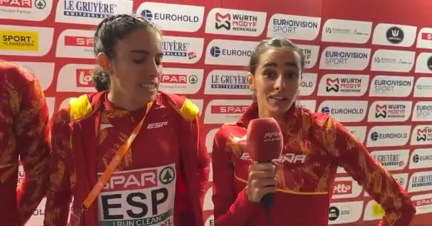 Naima Ait, a la derecha