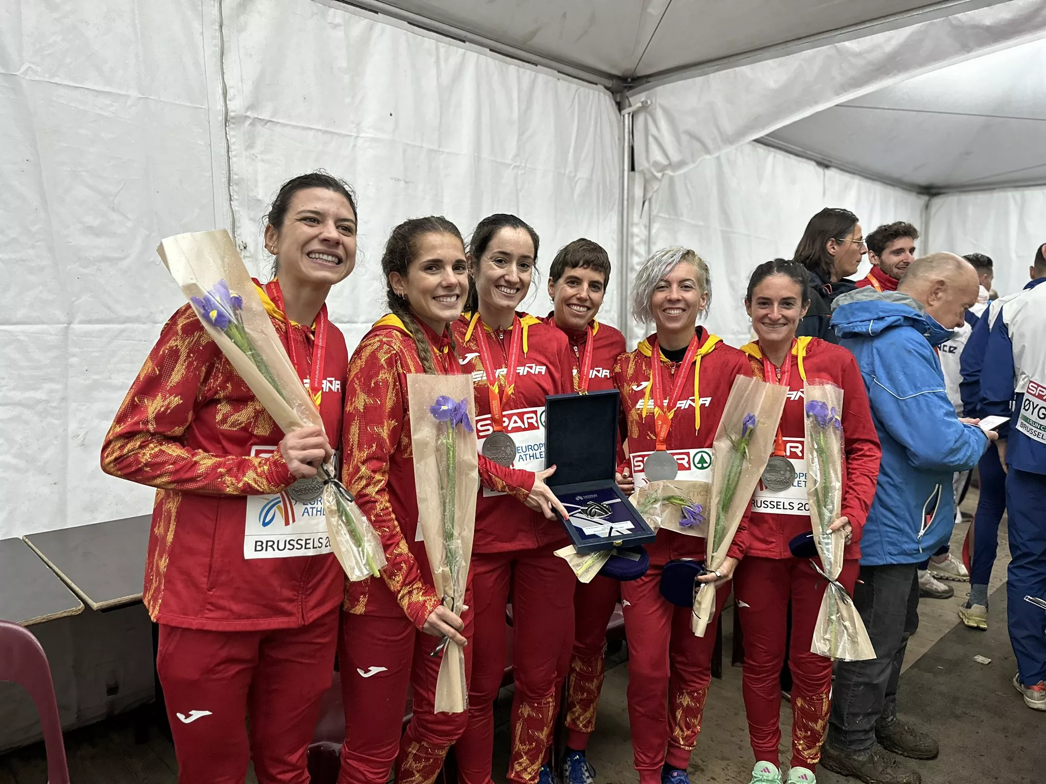 España, con Cristina Espejo (a la derecha), plata en Bruselas.