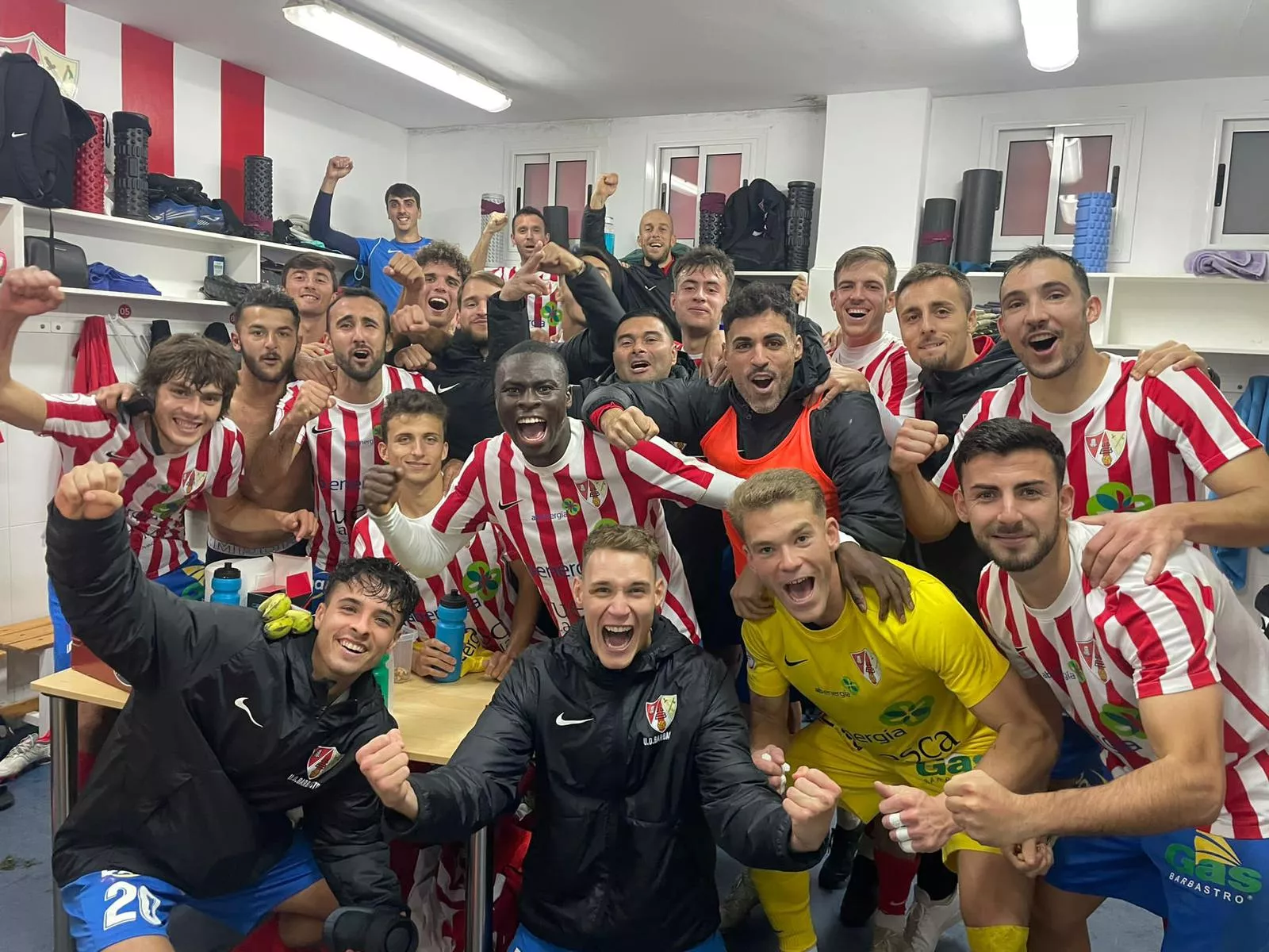 Los jugadores del Barbastro celebran la victoria de este domingo ante el Náxara. Foto: UD Barbastro