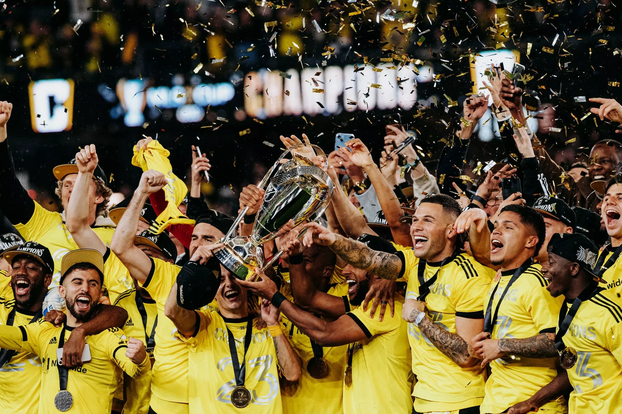 Cucho Hernández, a la derecha de la imagen, celebra junto a sus compañeros el título.