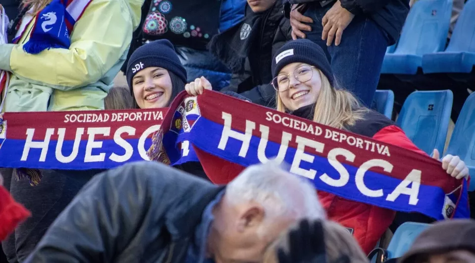 Dos aficionadas del Huesca en un desplazamiento de esta temporada.
