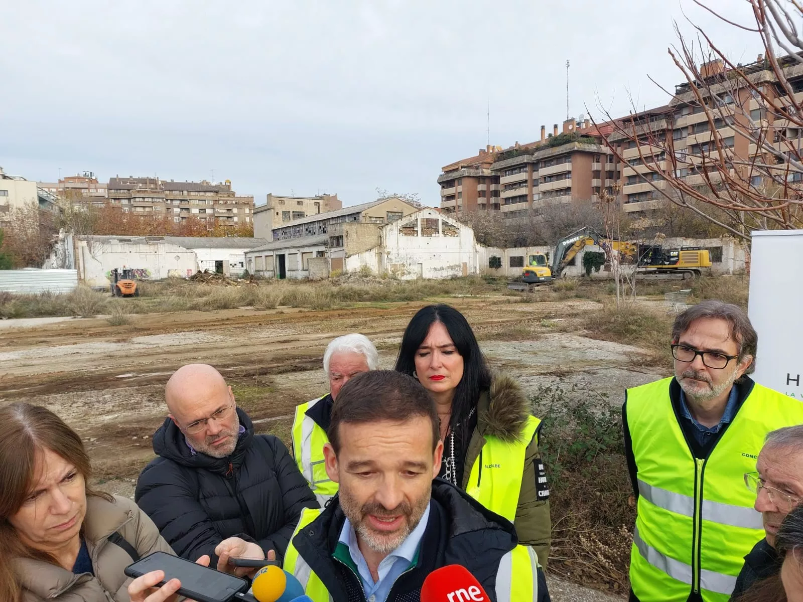 Luis Villamayor, con la alcaldesa y el concejal Iván Rodríguez detrás