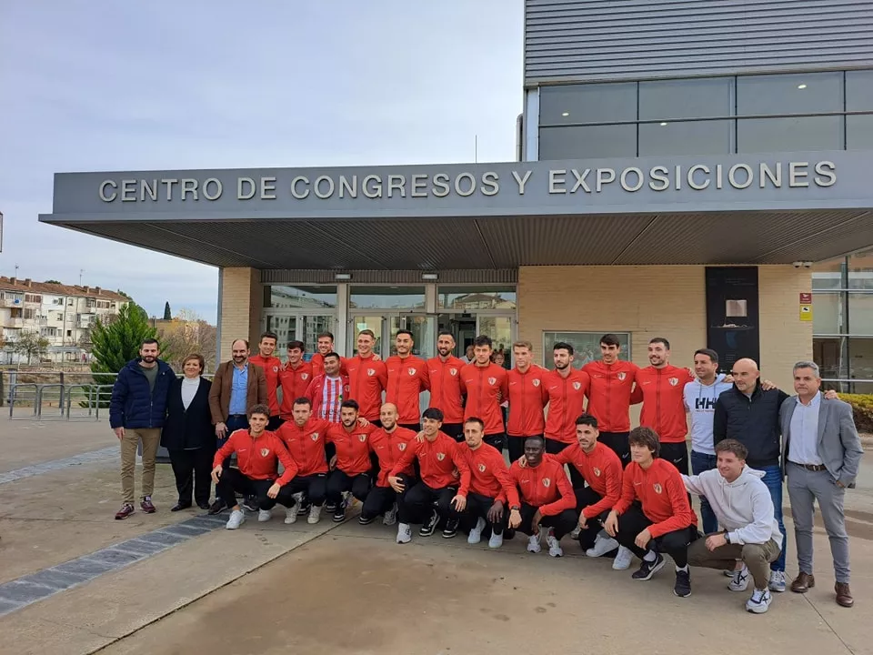 La plantilla de la UD Barbastro, en el centro de Congresos donde ha presencia el sorteo de Copa del Rey.