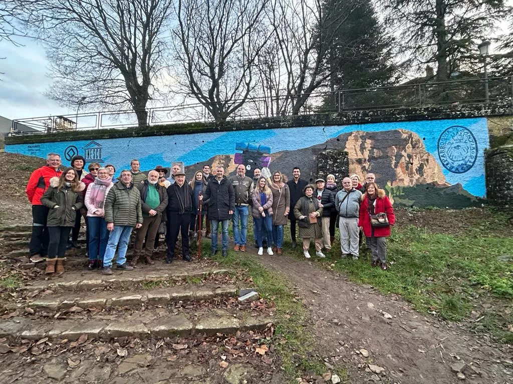 Participantes en la inauguración del mural sobre el Camino de Santiago en Jaca.