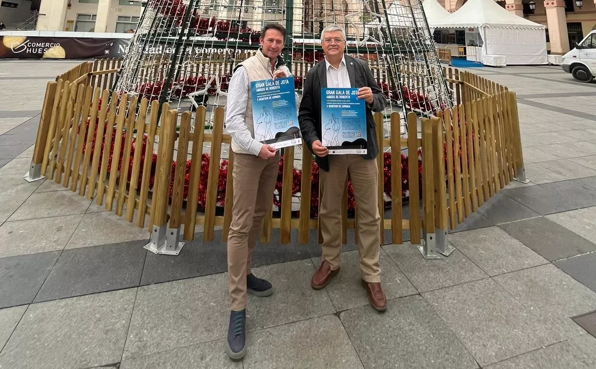 Roberto Ciria y Juan Carlos Acín, con el cartel de Aspanoa.