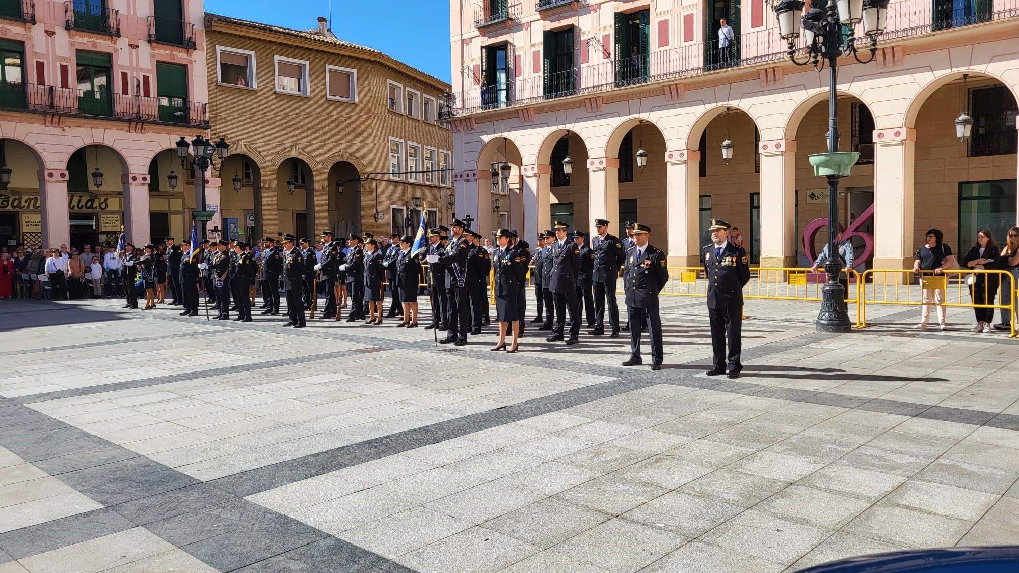 Policías en formación en la Plaza López Allué de Huesca