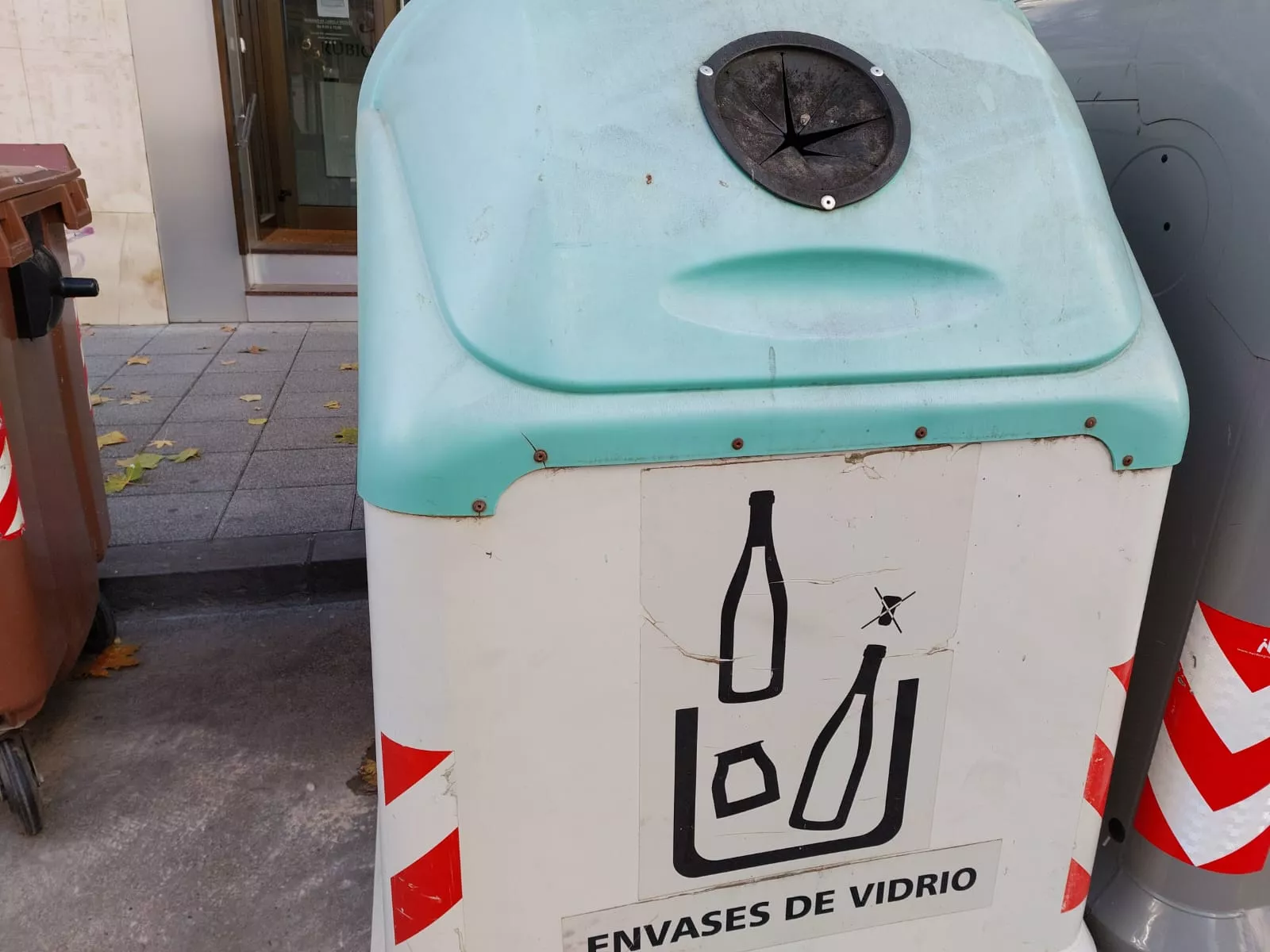 Un árbol formado por 100 "mini-iglús" impulsará el reciclaje de vidrio en Huesca.