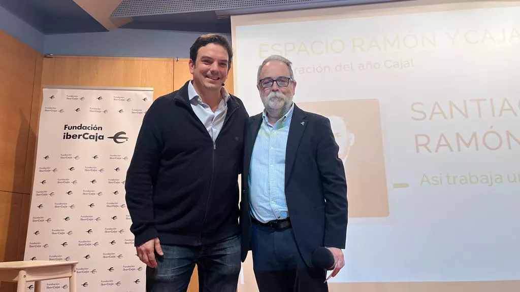Alberto J. Schuhmacher y José Manuel Ramón antes de iniciar la charla en el Centro Ibercaja. Foto: Mercedes Manterola