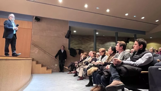 José Manuel Ramón se dirige al público asistente a la charla de Schuhmacher, al fondo de la imagen. Foto Mercedes Manterola José Manuel Ramón se dirige al público asistente a la charla de Schuhmacher, al fondo de la imagen. Foto Mercedes Manterola