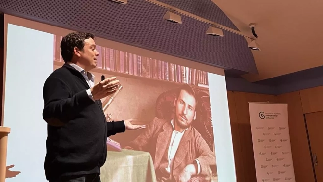Alberto J. Schuhmacher junto a una foto del joven Santiago Ramón y Cajal. Foto Mercedes Manterola Alberto J. Schuhmacher junto a una foto del joven Santiago Ramón y Cajal. Foto Mercedes Manterola