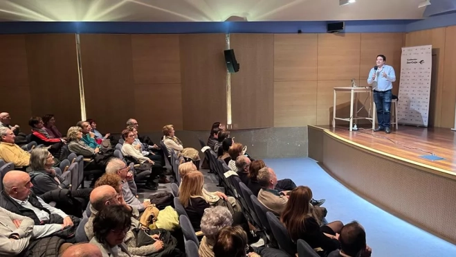 Público asistente a la charla de Schuhmacher sobre Ramón y Cajal. Foto Mercedes Manterola Público asistente a la charla de Schuhmacher sobre Ramón y Cajal. Foto Mercedes Manterola