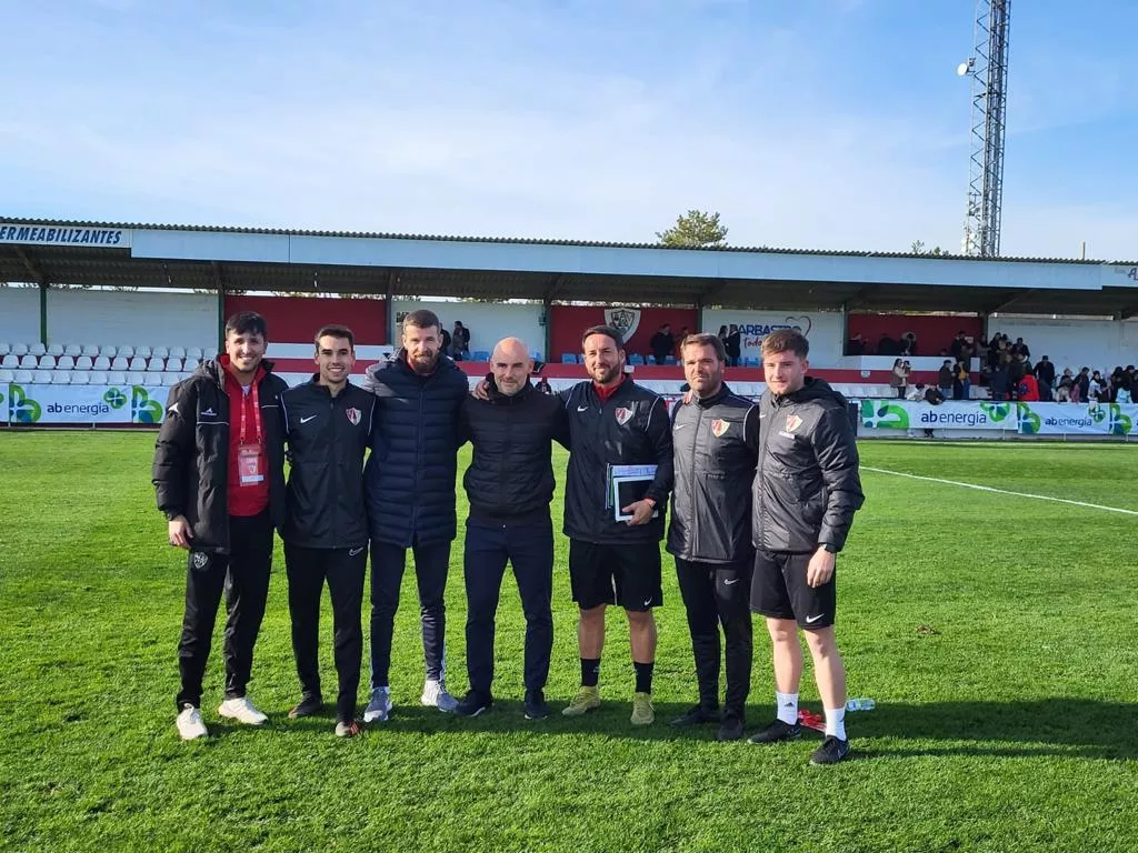 Dani Martínez, en el centro, junto a su cuerpo técnico en El Municipal de los Deportes de Barbastro. Foto: Adrián Mora
